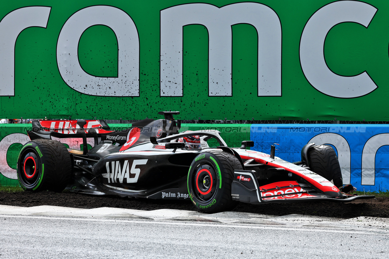 GP OLANDA, Kevin Magnussen (DEN) Haas VF-23 crashed in the third practice session.

26.08.2023. Formula 1 World Championship, Rd 14, Dutch Grand Prix, Zandvoort, Netherlands, Qualifiche Day.

- www.xpbimages.com, EMail: requests@xpbimages.com © Copyright: Miltenburg / XPB Images