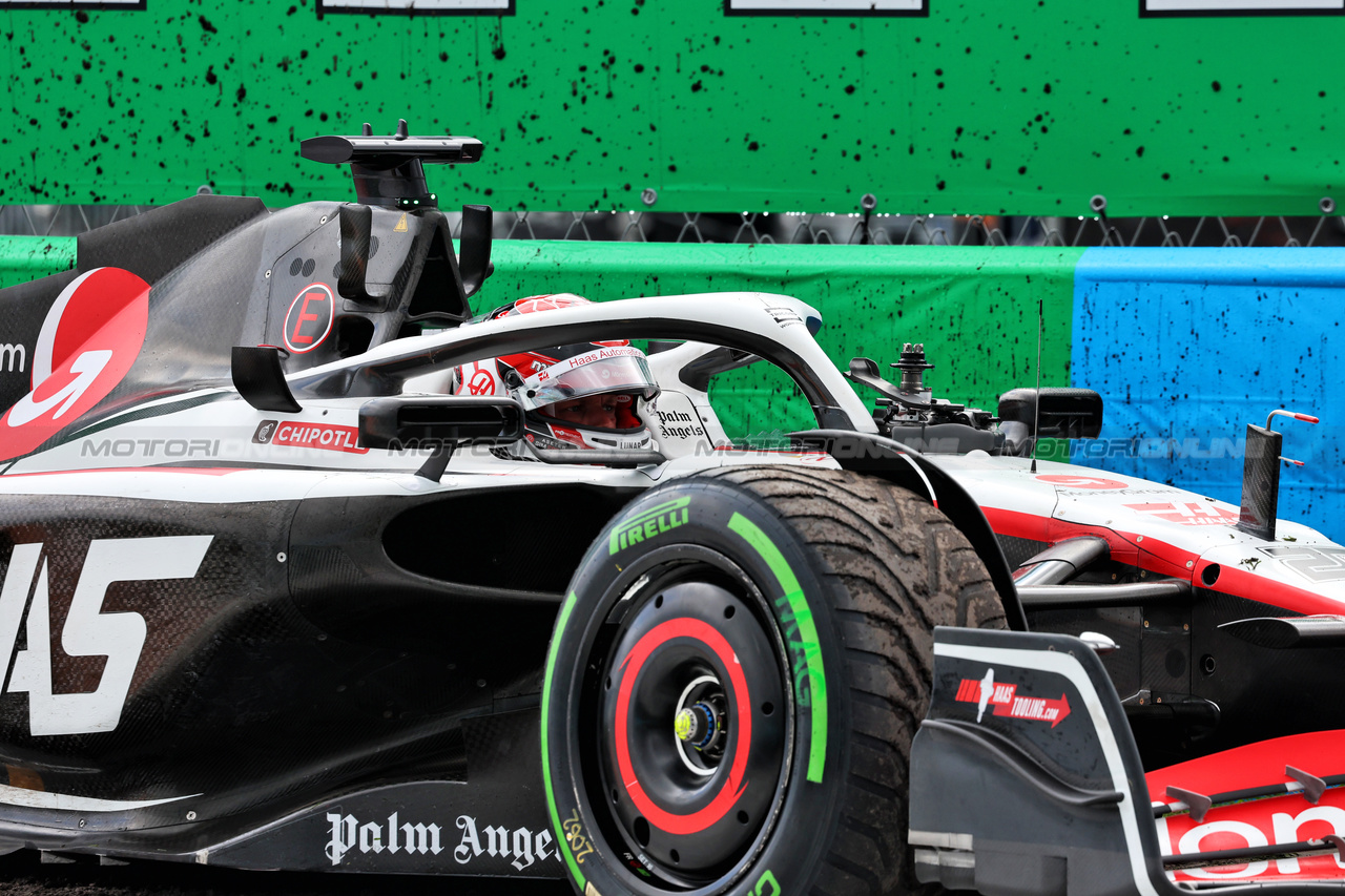 GP OLANDA, Kevin Magnussen (DEN) Haas VF-23 crashed in the third practice session.

26.08.2023. Formula 1 World Championship, Rd 14, Dutch Grand Prix, Zandvoort, Netherlands, Qualifiche Day.

- www.xpbimages.com, EMail: requests@xpbimages.com © Copyright: Miltenburg / XPB Images