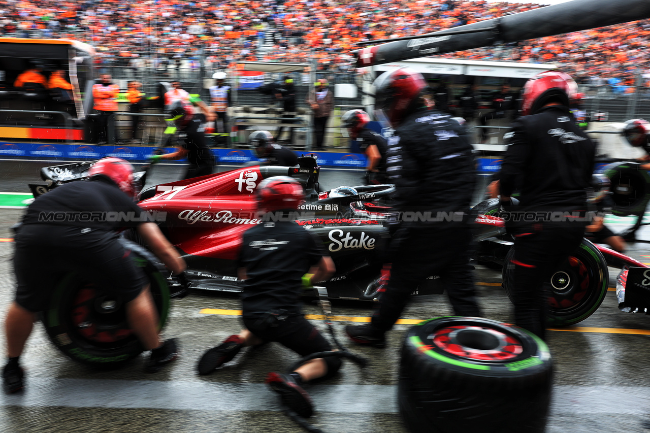 GP OLANDA, Valtteri Bottas (FIN) Alfa Romeo F1 Team C43 makes a pit stop.

26.08.2023. Formula 1 World Championship, Rd 14, Dutch Grand Prix, Zandvoort, Netherlands, Qualifiche Day.

- www.xpbimages.com, EMail: requests@xpbimages.com © Copyright: Bearne / XPB Images