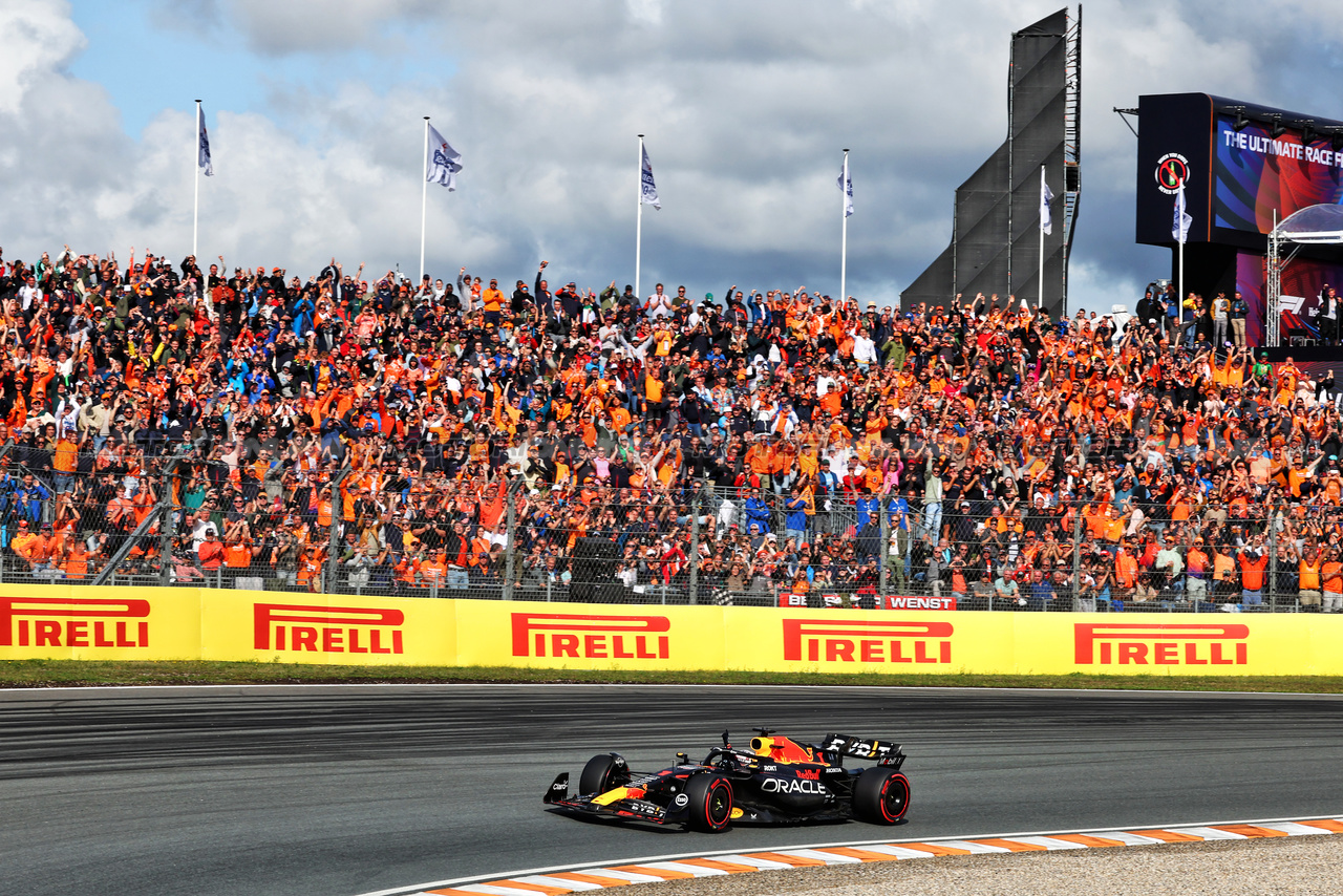 GP OLANDA, Max Verstappen (NLD) Red Bull Racing RB19 celebrates his pole position.

26.08.2023. Formula 1 World Championship, Rd 14, Dutch Grand Prix, Zandvoort, Netherlands, Qualifiche Day.

- www.xpbimages.com, EMail: requests@xpbimages.com © Copyright: Miltenburg / XPB Images