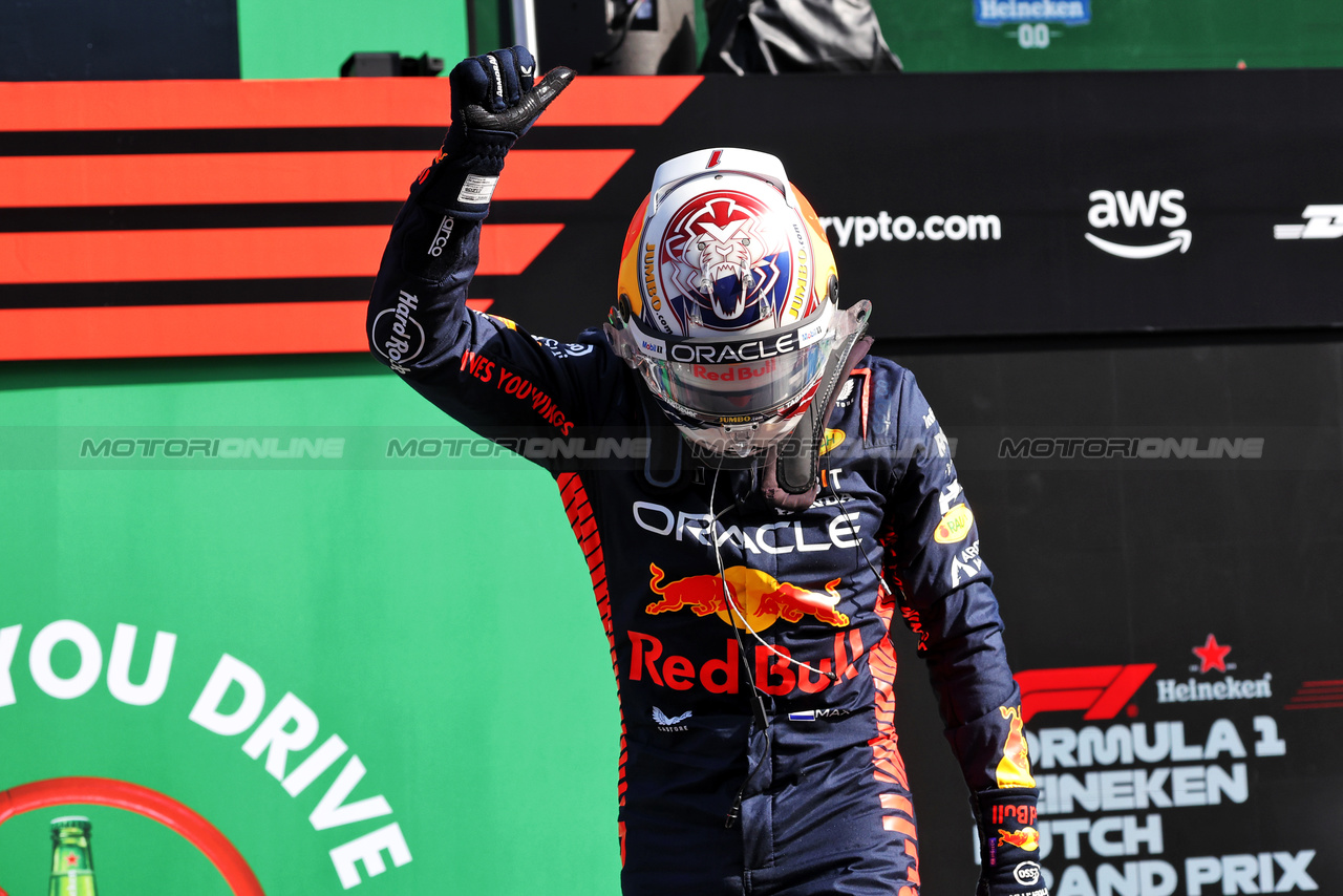 GP OLANDA, Max Verstappen (NLD) Red Bull Racing celebrates his pole position in qualifying parc ferme.

26.08.2023. Formula 1 World Championship, Rd 14, Dutch Grand Prix, Zandvoort, Netherlands, Qualifiche Day.

- www.xpbimages.com, EMail: requests@xpbimages.com © Copyright: Bearne / XPB Images