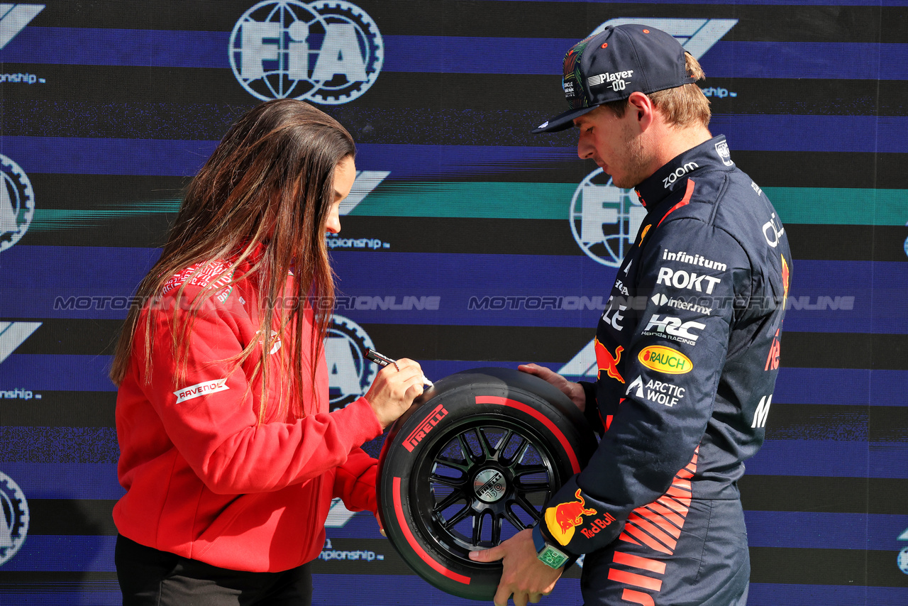 GP OLANDA, Max Verstappen (NLD) Red Bull Racing receives the Pirelli Pole Position Award from Marta Garcia (ESP) Racing Driver.

26.08.2023. Formula 1 World Championship, Rd 14, Dutch Grand Prix, Zandvoort, Netherlands, Qualifiche Day.

- www.xpbimages.com, EMail: requests@xpbimages.com © Copyright: Bearne / XPB Images