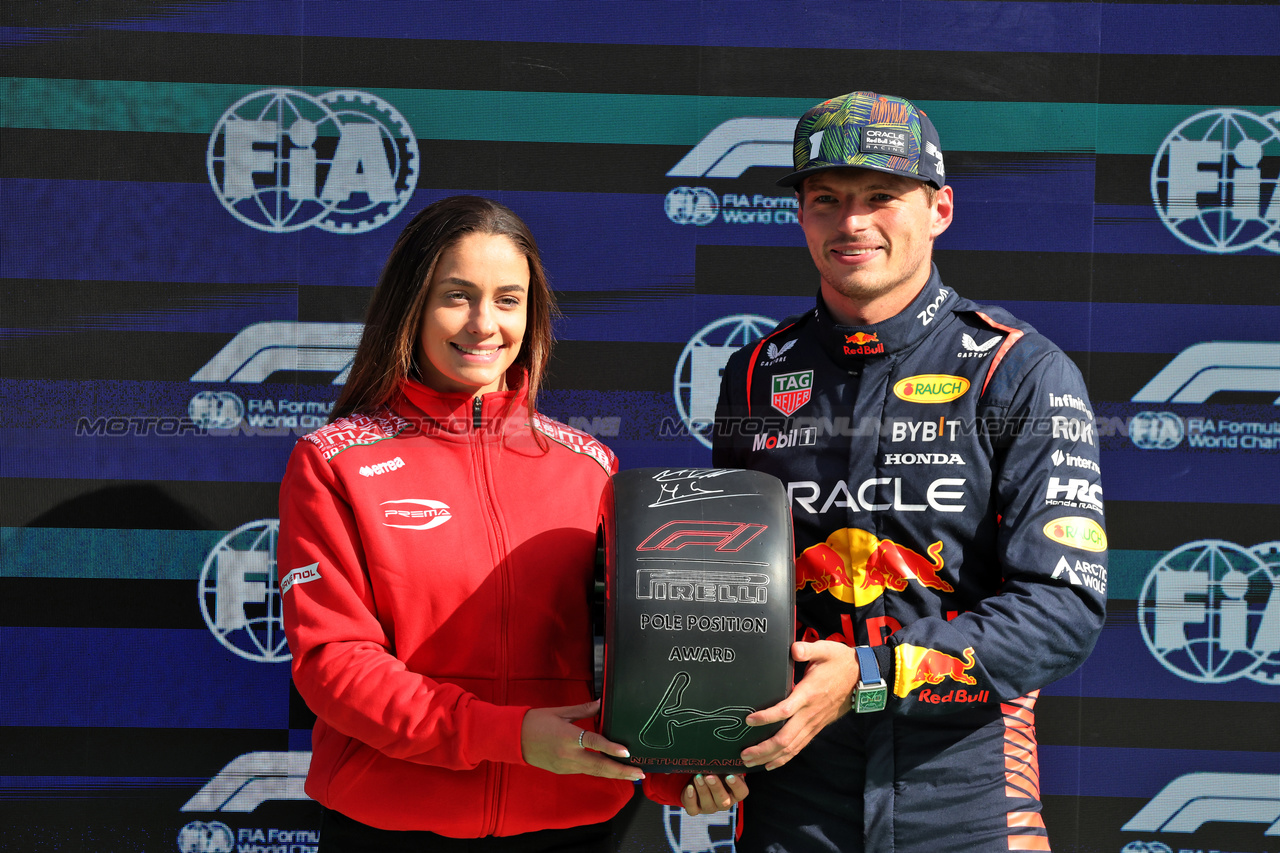 GP OLANDA, Max Verstappen (NLD) Red Bull Racing receives the Pirelli Pole Position Award from Marta Garcia (ESP) Racing Driver.

26.08.2023. Formula 1 World Championship, Rd 14, Dutch Grand Prix, Zandvoort, Netherlands, Qualifiche Day.

- www.xpbimages.com, EMail: requests@xpbimages.com © Copyright: Bearne / XPB Images