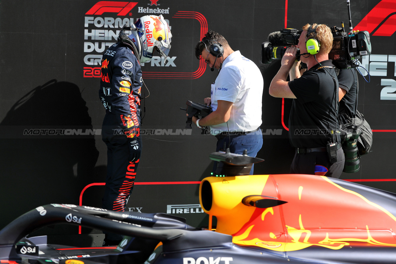 GP OLANDA, Pole sitter Max Verstappen (NLD) Red Bull Racing in qualifying parc ferme.

26.08.2023. Formula 1 World Championship, Rd 14, Dutch Grand Prix, Zandvoort, Netherlands, Qualifiche Day.

- www.xpbimages.com, EMail: requests@xpbimages.com © Copyright: Bearne / XPB Images