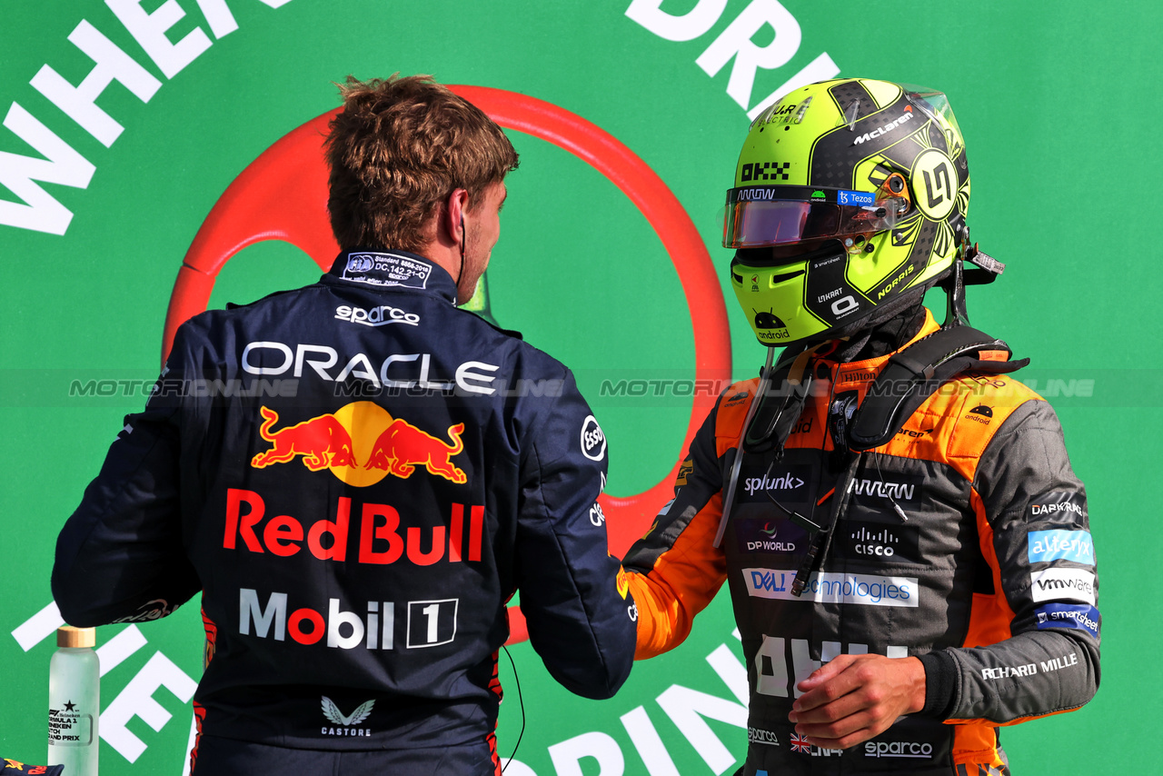 GP OLANDA, (L to R): Pole sitter Max Verstappen (NLD) Red Bull Racing in qualifying parc ferme with second placed Lando Norris (GBR) McLaren.

26.08.2023. Formula 1 World Championship, Rd 14, Dutch Grand Prix, Zandvoort, Netherlands, Qualifiche Day.

- www.xpbimages.com, EMail: requests@xpbimages.com © Copyright: Bearne / XPB Images