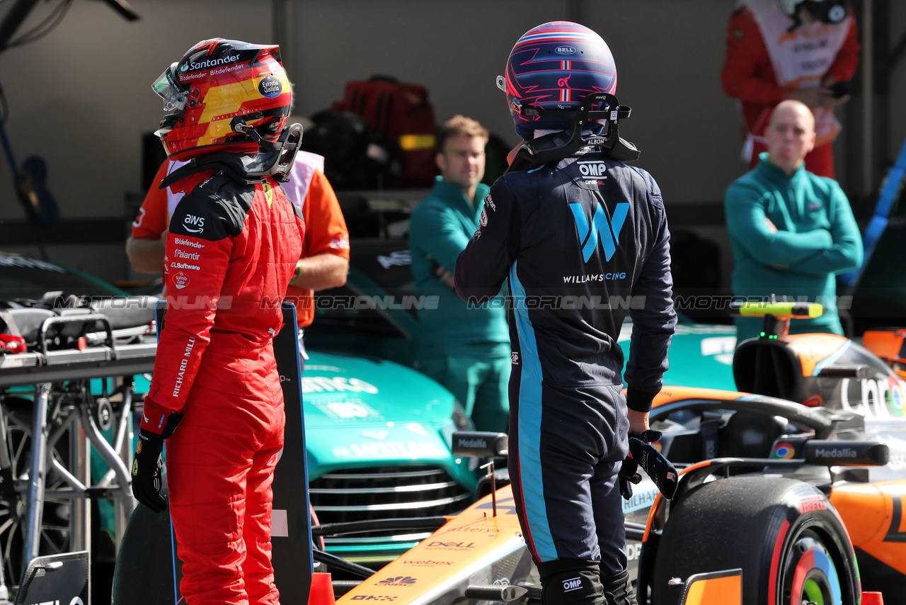 GP OLANDA, (L to R): Carlos Sainz Jr (ESP) Ferrari e Alexander Albon (THA) Williams Racing in qualifying parc ferme.

26.08.2023. Formula 1 World Championship, Rd 14, Dutch Grand Prix, Zandvoort, Netherlands, Qualifiche Day.

- www.xpbimages.com, EMail: requests@xpbimages.com © Copyright: Bearne / XPB Images
