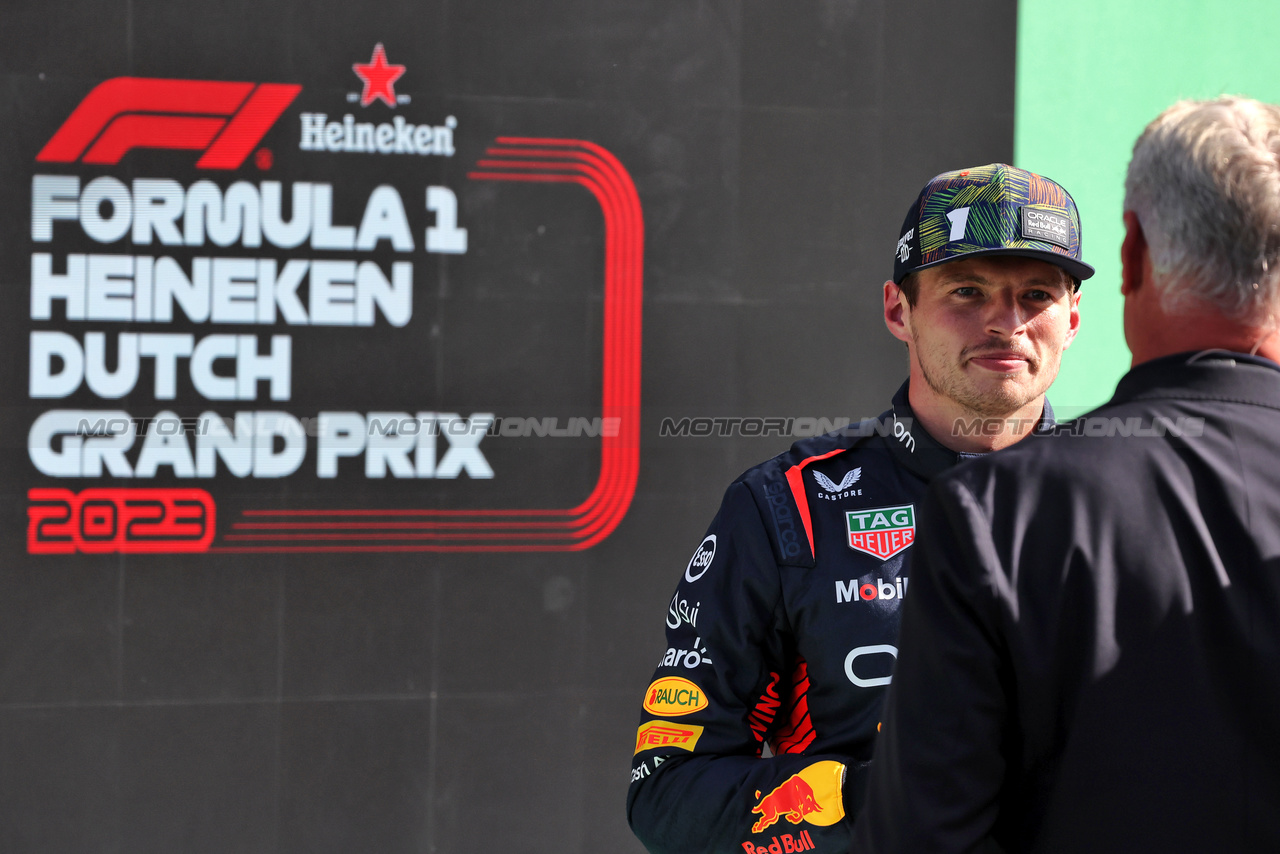 GP OLANDA, Pole sitter Max Verstappen (NLD) Red Bull Racing in qualifying parc ferme with David Coulthard (GBR) Red Bull Racing e Scuderia Toro Advisor / Channel 4 F1 Commentator.

26.08.2023. Formula 1 World Championship, Rd 14, Dutch Grand Prix, Zandvoort, Netherlands, Qualifiche Day.

- www.xpbimages.com, EMail: requests@xpbimages.com © Copyright: Bearne / XPB Images