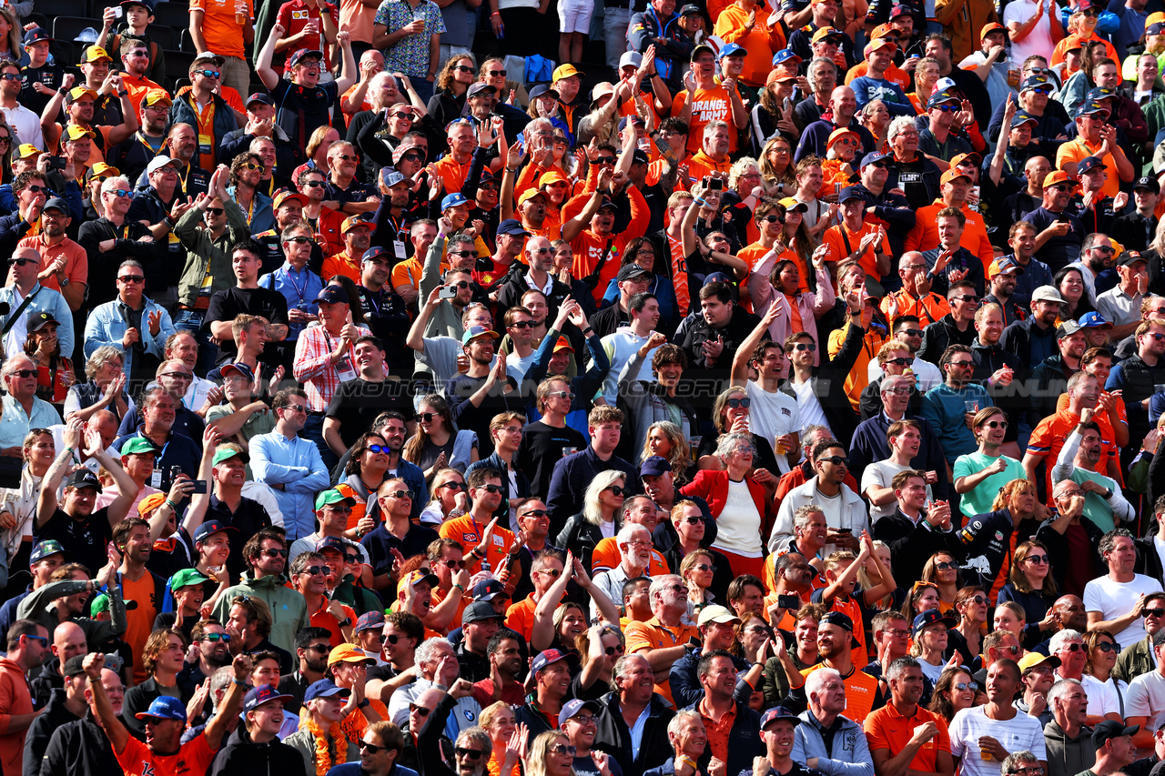GP OLANDA, Circuit Atmosfera - fans in the grandstand.

26.08.2023. Formula 1 World Championship, Rd 14, Dutch Grand Prix, Zandvoort, Netherlands, Qualifiche Day.

 - www.xpbimages.com, EMail: requests@xpbimages.com © Copyright: Coates / XPB Images