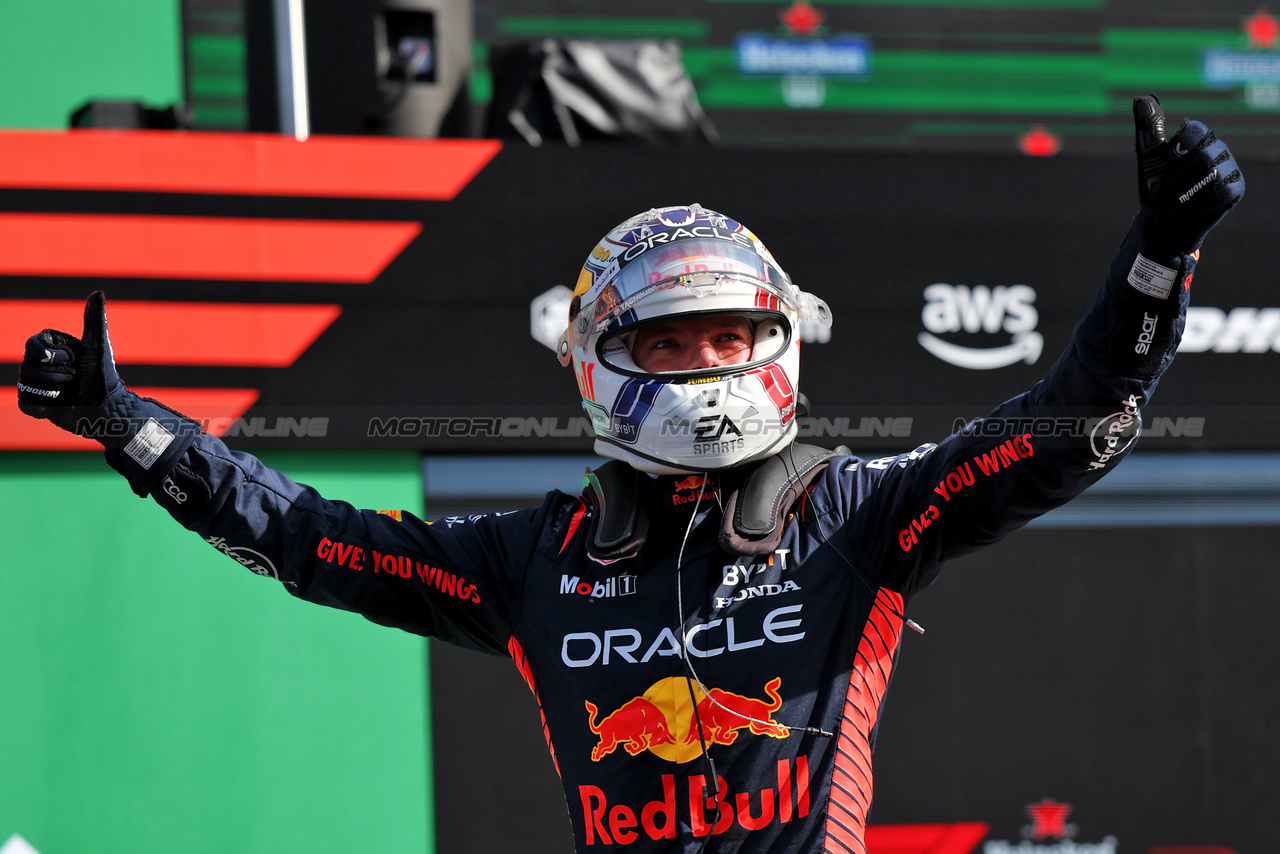 GP OLANDA, Max Verstappen (NLD) Red Bull Racing celebrates his pole position in qualifying parc ferme.

26.08.2023. Formula 1 World Championship, Rd 14, Dutch Grand Prix, Zandvoort, Netherlands, Qualifiche Day.

 - www.xpbimages.com, EMail: requests@xpbimages.com © Copyright: Staley / XPB Images