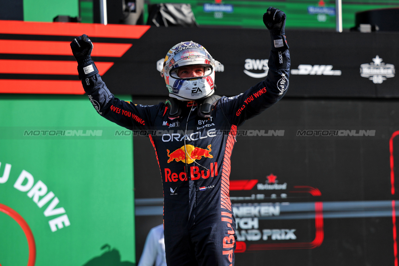 GP OLANDA, Max Verstappen (NLD) Red Bull Racing celebrates his pole position in qualifying parc ferme.

26.08.2023. Formula 1 World Championship, Rd 14, Dutch Grand Prix, Zandvoort, Netherlands, Qualifiche Day.

 - www.xpbimages.com, EMail: requests@xpbimages.com © Copyright: Staley / XPB Images