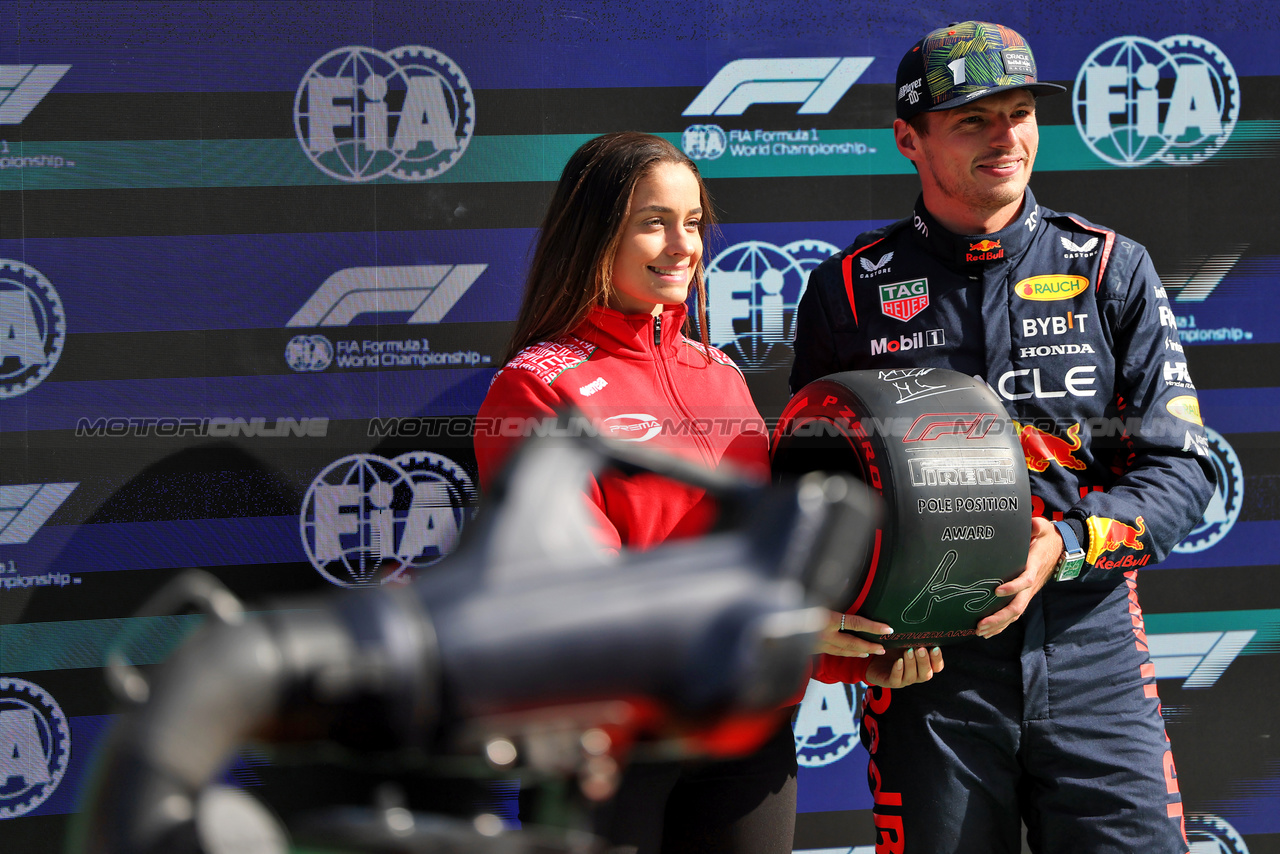 GP OLANDA, Max Verstappen (NLD) Red Bull Racing receives the Pirelli Pole Position Award from Marta Garcia (ESP) Racing Driver.

26.08.2023. Formula 1 World Championship, Rd 14, Dutch Grand Prix, Zandvoort, Netherlands, Qualifiche Day.

 - www.xpbimages.com, EMail: requests@xpbimages.com © Copyright: Staley / XPB Images
