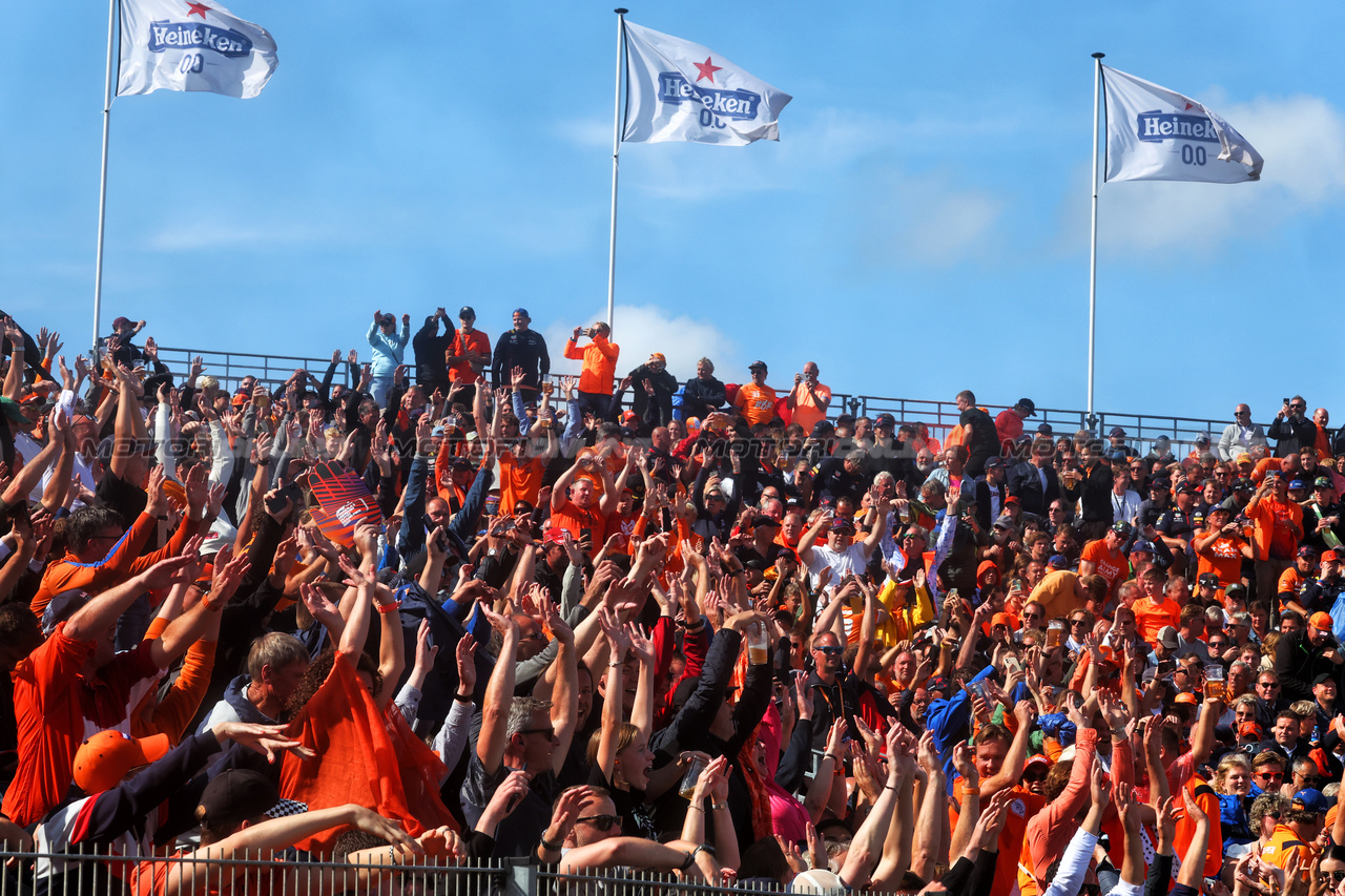 GP OLANDA, Circuit Atmosfera - fans in the grandstand.

26.08.2023. Formula 1 World Championship, Rd 14, Dutch Grand Prix, Zandvoort, Netherlands, Qualifiche Day.

- www.xpbimages.com, EMail: requests@xpbimages.com © Copyright: Miltenburg / XPB Images