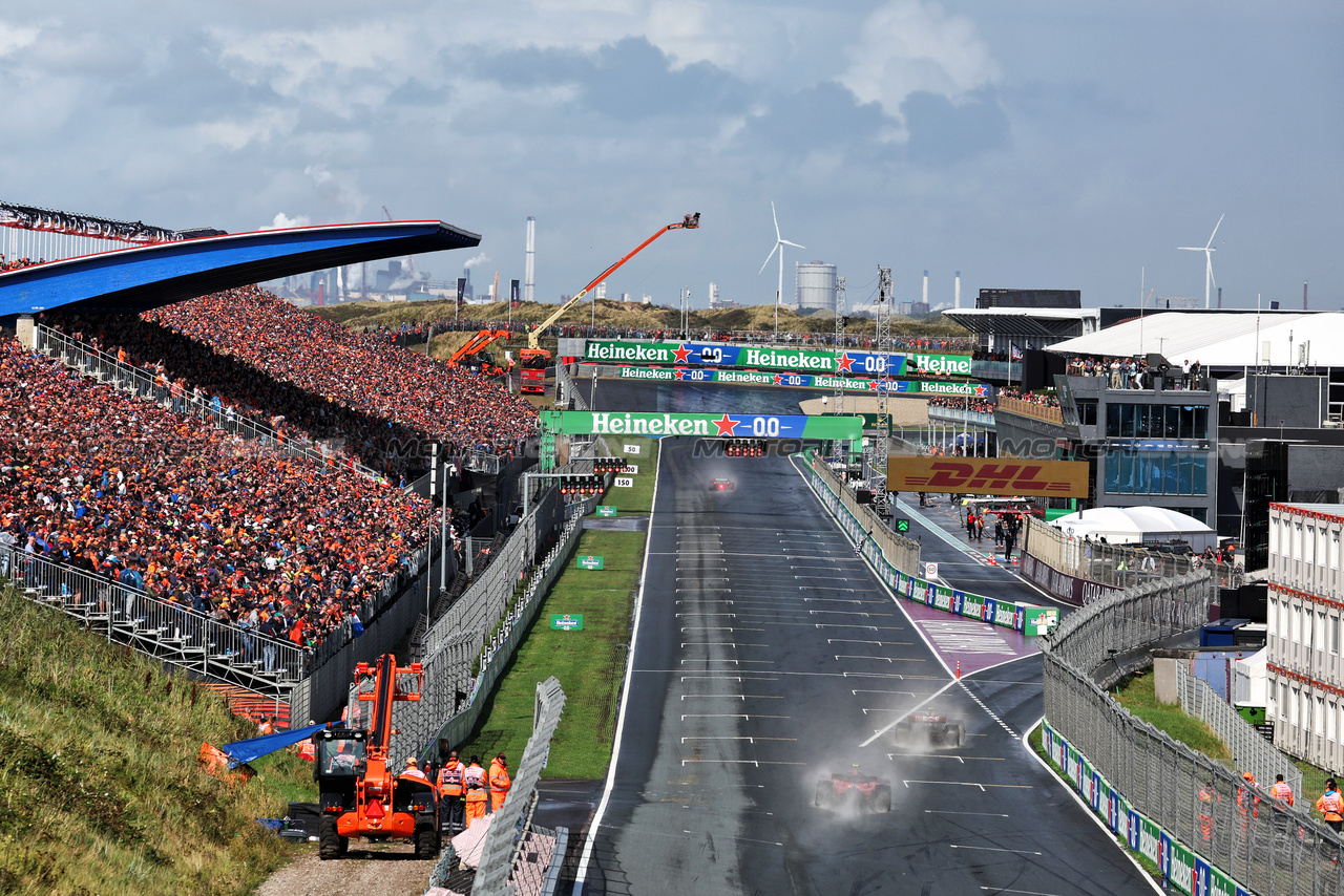 GP OLANDA, Lewis Hamilton (GBR) Mercedes AMG F1 W14 davanti a Carlos Sainz Jr (ESP) Ferrari SF-23 into the pits.

26.08.2023. Formula 1 World Championship, Rd 14, Dutch Grand Prix, Zandvoort, Netherlands, Qualifiche Day.

- www.xpbimages.com, EMail: requests@xpbimages.com © Copyright: Moy / XPB Images