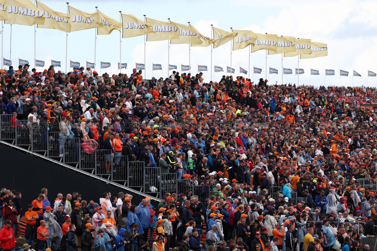 GP OLANDA, Circuit Atmosfera - fans in the grandstand.

26.08.2023. Formula 1 World Championship, Rd 14, Dutch Grand Prix, Zandvoort, Netherlands, Qualifiche Day.

- www.xpbimages.com, EMail: requests@xpbimages.com © Copyright: Moy / XPB Images