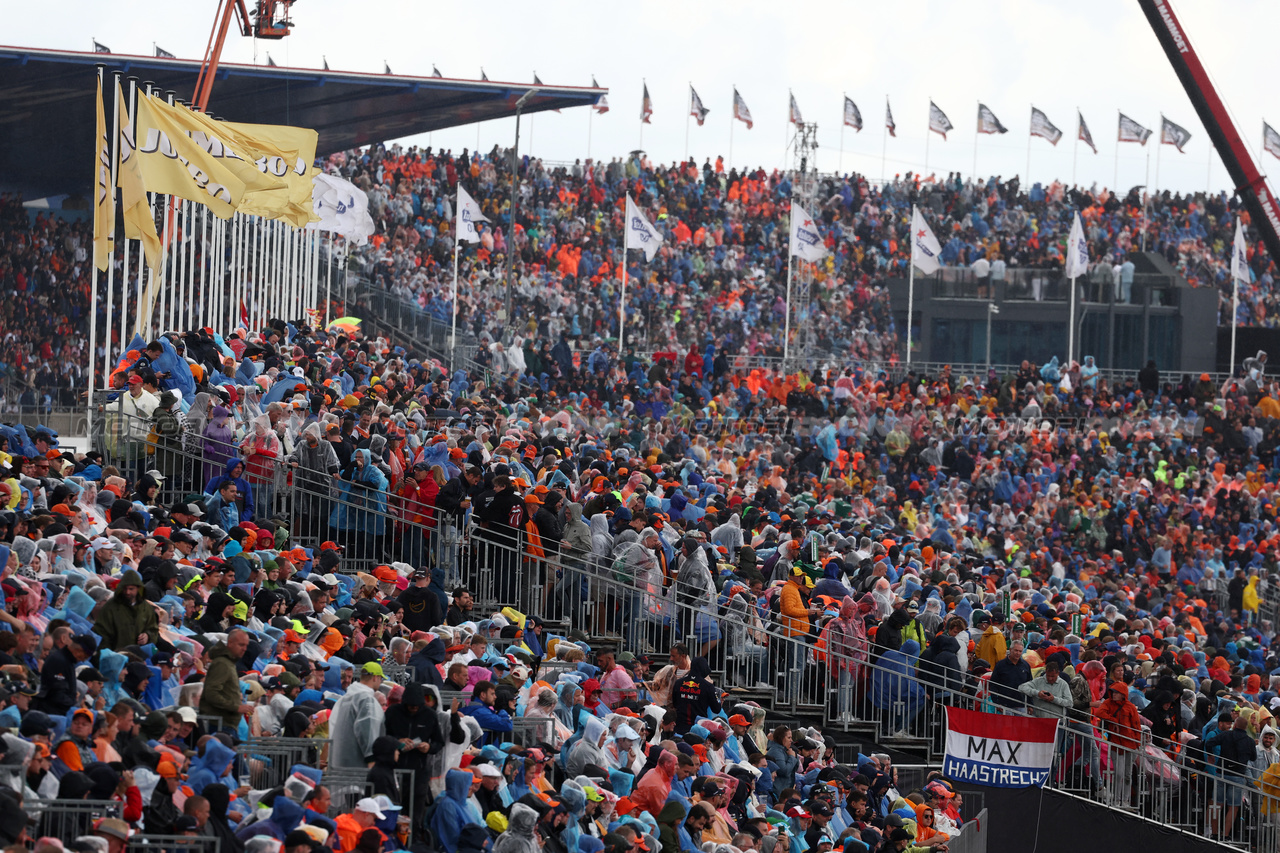 GP OLANDA, Circuit Atmosfera - fans in the grandstand.

26.08.2023. Formula 1 World Championship, Rd 14, Dutch Grand Prix, Zandvoort, Netherlands, Qualifiche Day.

- www.xpbimages.com, EMail: requests@xpbimages.com © Copyright: Moy / XPB Images