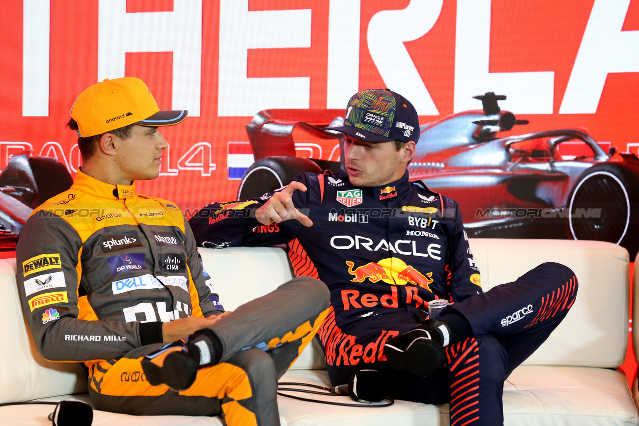 GP OLANDA, (L to R): Lando Norris (GBR) McLaren; e Max Verstappen (NLD) Red Bull Racing, in the post qualifying FIA Press Conference.

26.08.2023. Formula 1 World Championship, Rd 14, Dutch Grand Prix, Zandvoort, Netherlands, Qualifiche Day.

- www.xpbimages.com, EMail: requests@xpbimages.com © Copyright: XPB Images
