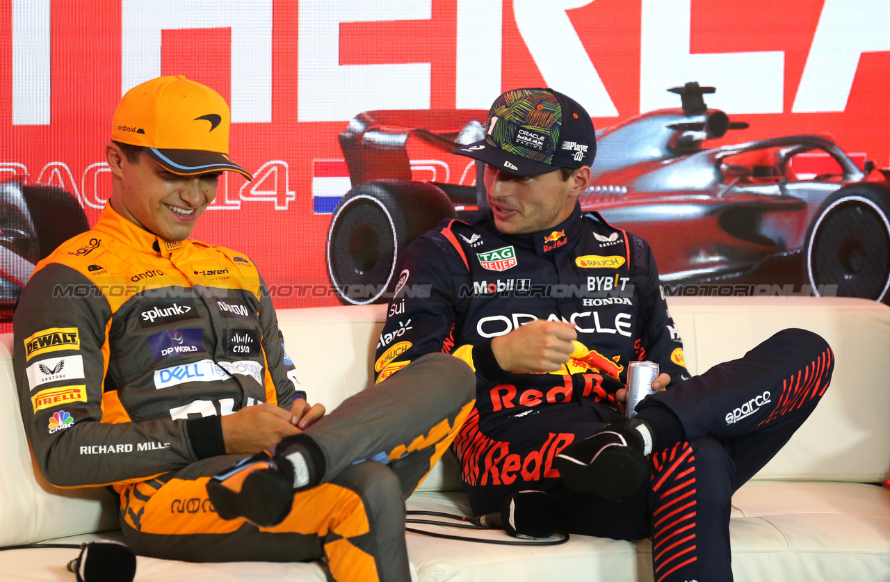 GP OLANDA, (L to R): Lando Norris (GBR) McLaren; e Max Verstappen (NLD) Red Bull Racing, in the post qualifying FIA Press Conference.

26.08.2023. Formula 1 World Championship, Rd 14, Dutch Grand Prix, Zandvoort, Netherlands, Qualifiche Day.

- www.xpbimages.com, EMail: requests@xpbimages.com © Copyright: XPB Images