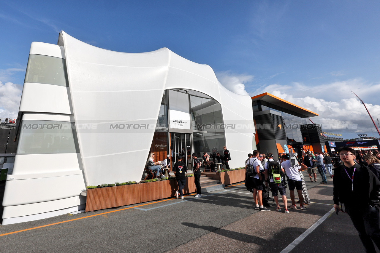 GP OLANDA, Alfa Romeo F1 Team motorhome in the paddock.

26.08.2023. Formula 1 World Championship, Rd 14, Dutch Grand Prix, Zandvoort, Netherlands, Qualifiche Day.

- www.xpbimages.com, EMail: requests@xpbimages.com © Copyright: Moy / XPB Images