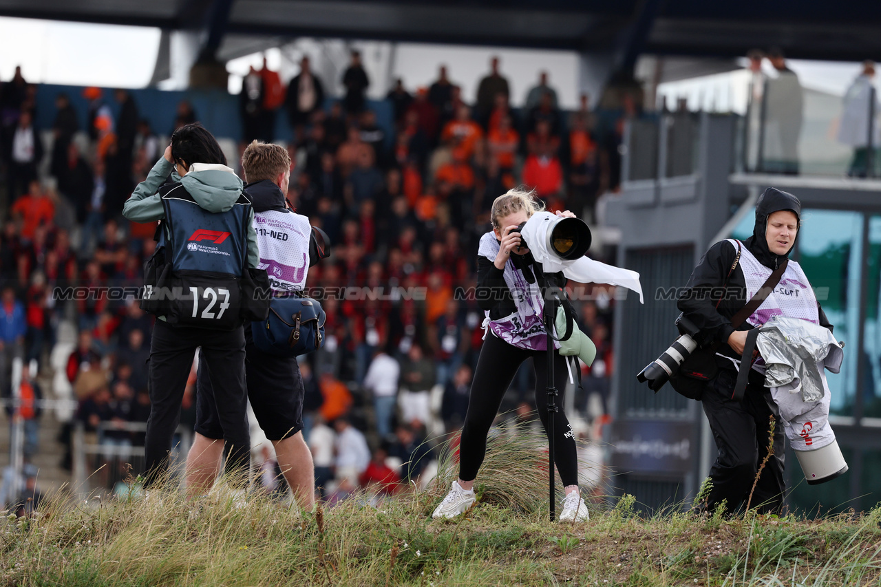 GP OLANDA, Circuit Atmosfera - Photographers.

26.08.2023. Formula 1 World Championship, Rd 14, Dutch Grand Prix, Zandvoort, Netherlands, Qualifiche Day.

- www.xpbimages.com, EMail: requests@xpbimages.com © Copyright: Moy / XPB Images