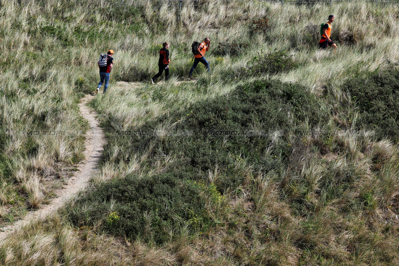 GP OLANDA, Circuit Atmosfera - fans in the dunes.

25.08.2023. Formula 1 World Championship, Rd 14, Dutch Grand Prix, Zandvoort, Netherlands, Practice Day.

- www.xpbimages.com, EMail: requests@xpbimages.com © Copyright: Moy / XPB Images