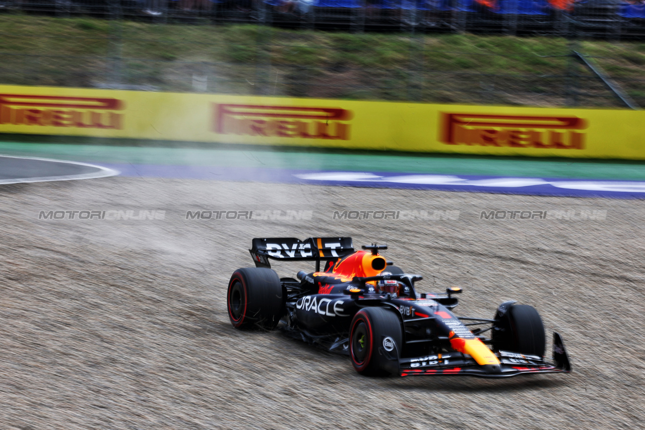 GP OLANDA, Max Verstappen (NLD) Red Bull Racing RB19 runs wide.

25.08.2023. Formula 1 World Championship, Rd 14, Dutch Grand Prix, Zandvoort, Netherlands, Practice Day.

 - www.xpbimages.com, EMail: requests@xpbimages.com © Copyright: Coates / XPB Images