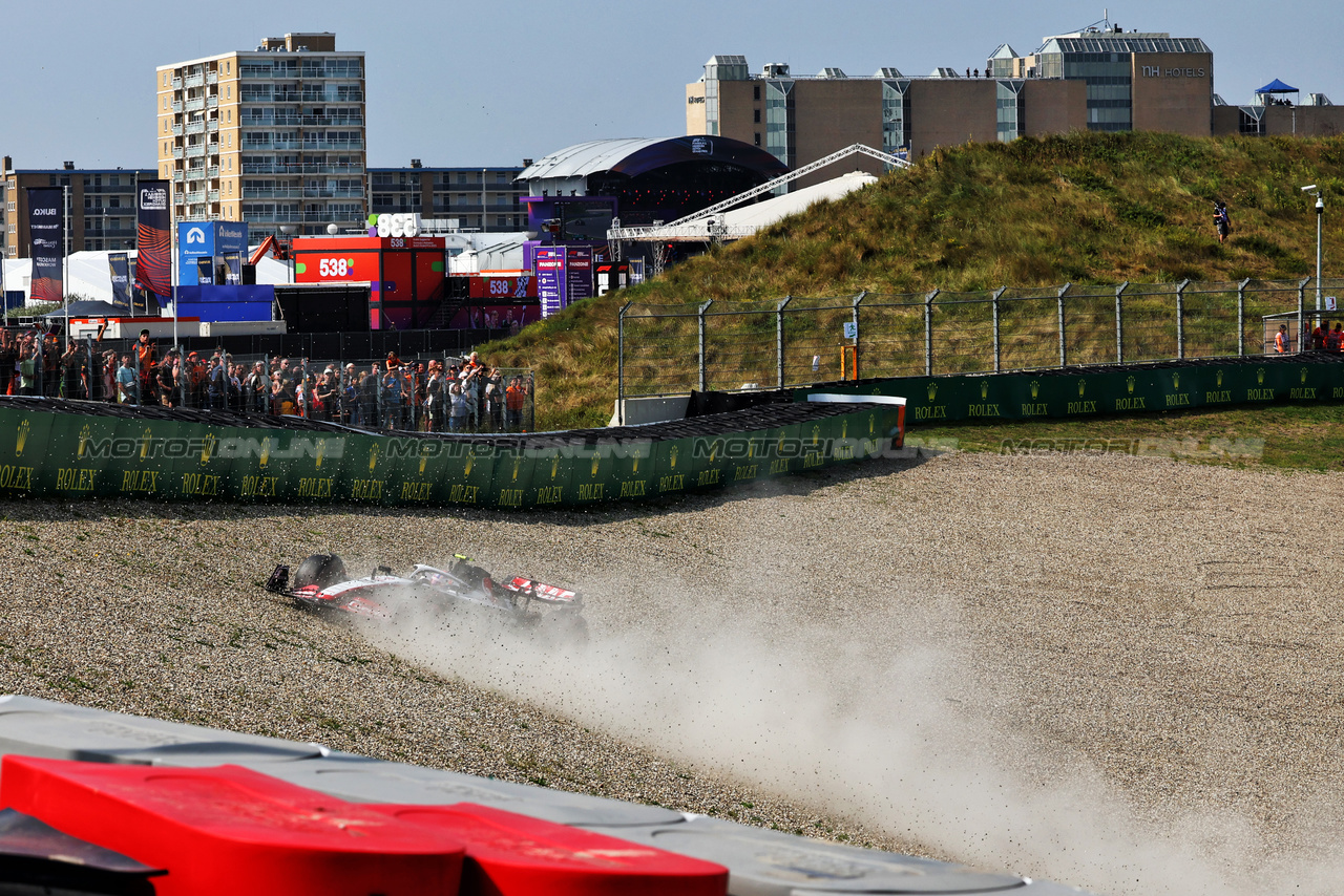 GP OLANDA, Nico Hulkenberg (GER) Haas VF-23 runs off in the first practice session.

25.08.2023. Formula 1 World Championship, Rd 14, Dutch Grand Prix, Zandvoort, Netherlands, Practice Day.

- www.xpbimages.com, EMail: requests@xpbimages.com © Copyright: Charniaux / XPB Images