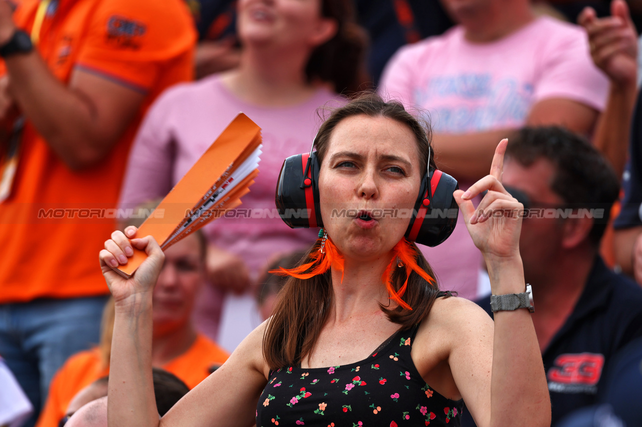 GP OLANDA, Circuit Atmosfera - fans.

25.08.2023. Formula 1 World Championship, Rd 14, Dutch Grand Prix, Zandvoort, Netherlands, Practice Day.

 - www.xpbimages.com, EMail: requests@xpbimages.com © Copyright: Coates / XPB Images