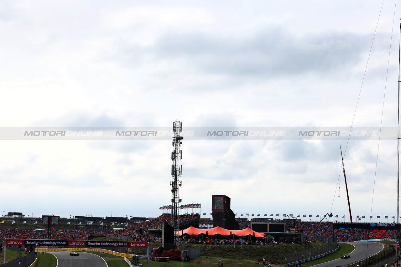 GP OLANDA, Lance Stroll (CDN) Aston Martin F1 Team AMR23 e Lewis Hamilton (GBR) Mercedes AMG F1 W14.

25.08.2023. Formula 1 World Championship, Rd 14, Dutch Grand Prix, Zandvoort, Netherlands, Practice Day.

 - www.xpbimages.com, EMail: requests@xpbimages.com © Copyright: Coates / XPB Images