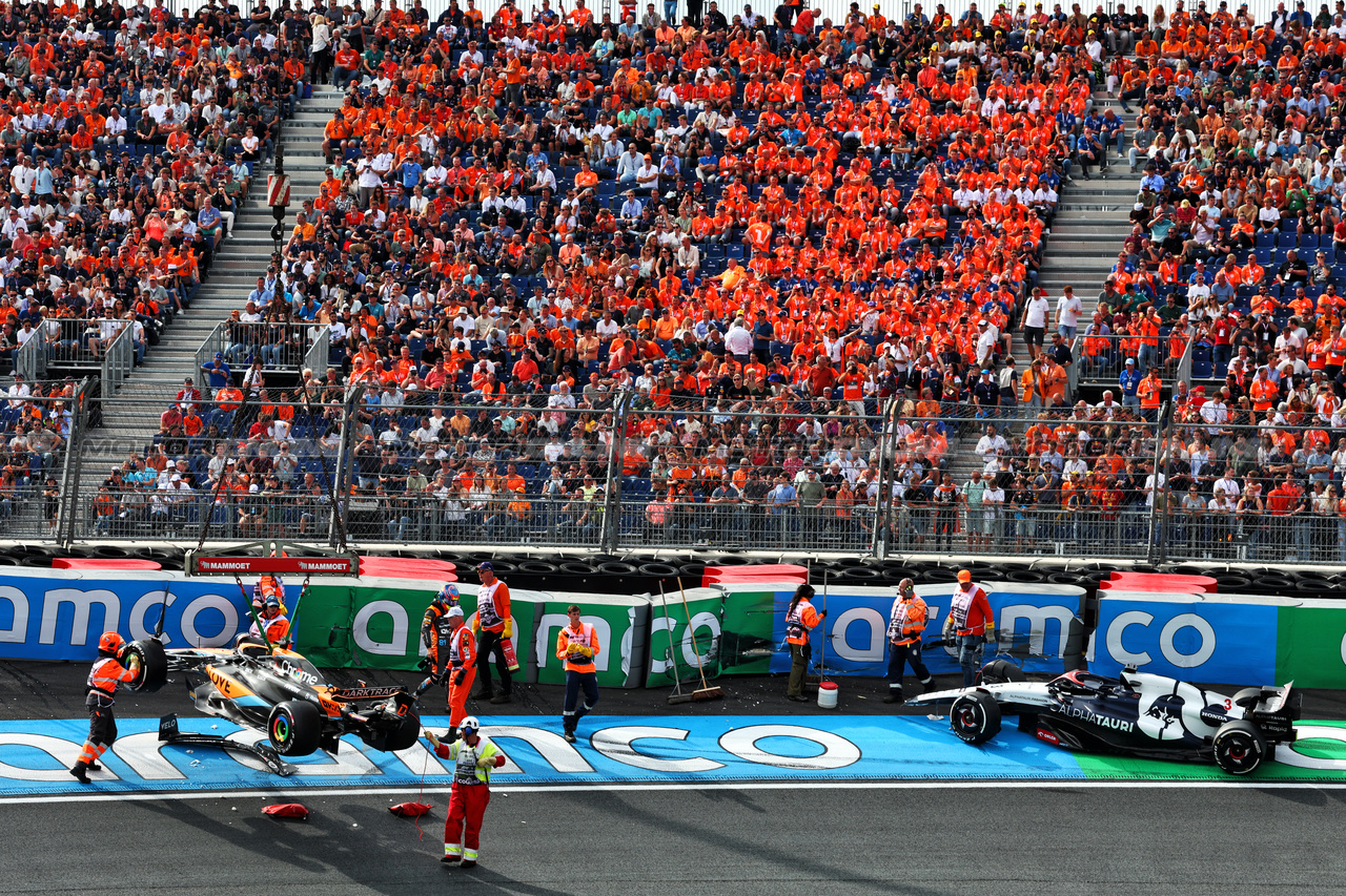 GP OLANDA, Oscar Piastri (AUS) McLaren MCL60 e Daniel Ricciardo (AUS) AlphaTauri AT04 crashed in the second practice session.

25.08.2023. Formula 1 World Championship, Rd 14, Dutch Grand Prix, Zandvoort, Netherlands, Practice Day.

 - www.xpbimages.com, EMail: requests@xpbimages.com © Copyright: Coates / XPB Images