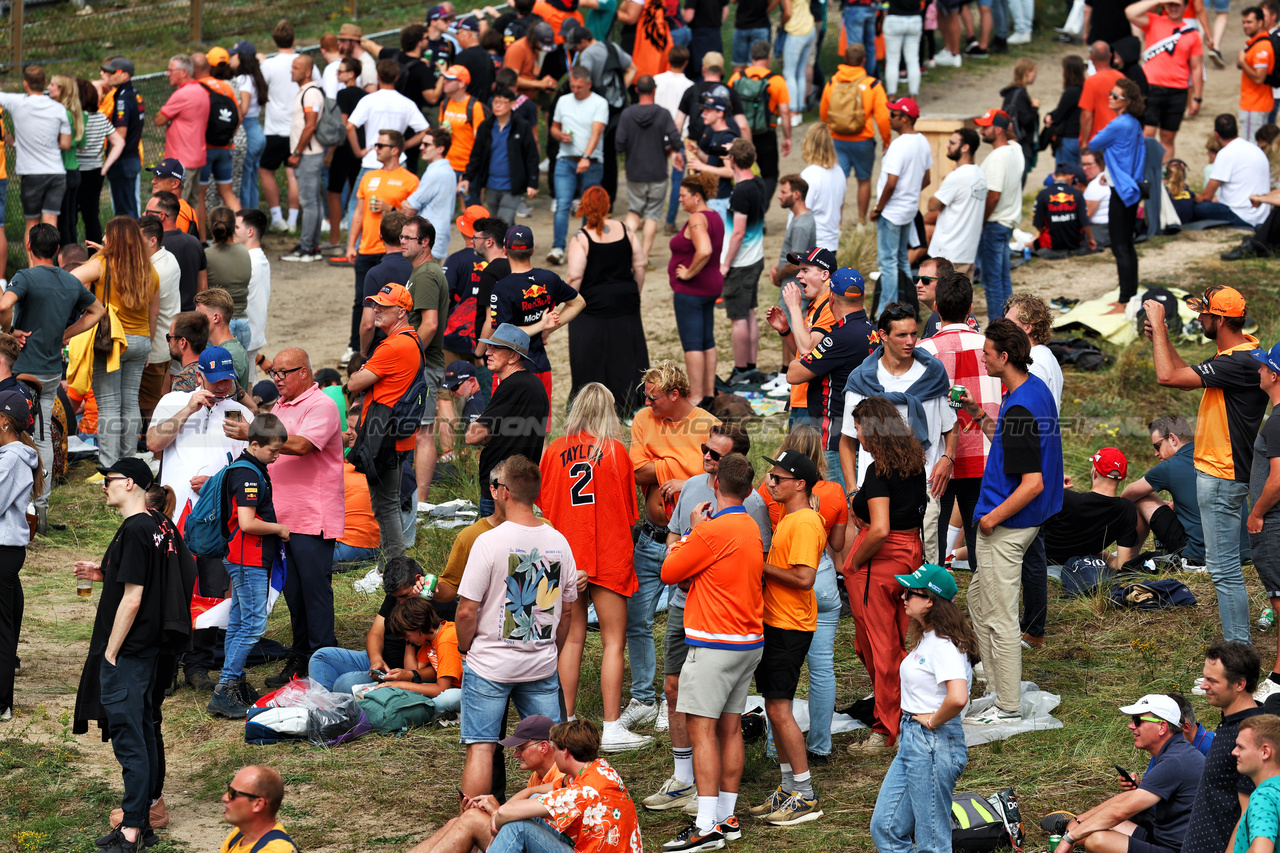 GP OLANDA, Circuit Atmosfera - fans in the dunes.

25.08.2023. Formula 1 World Championship, Rd 14, Dutch Grand Prix, Zandvoort, Netherlands, Practice Day.

- www.xpbimages.com, EMail: requests@xpbimages.com © Copyright: Moy / XPB Images
