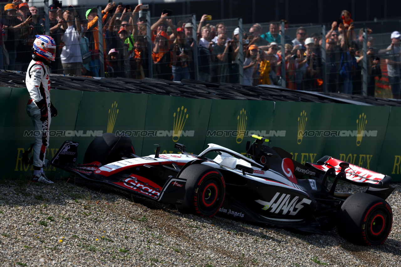 GP OLANDA, Nico Hulkenberg (GER) Haas VF-23 runs off in the first practice session.

25.08.2023. Formula 1 World Championship, Rd 14, Dutch Grand Prix, Zandvoort, Netherlands, Practice Day.

- www.xpbimages.com, EMail: requests@xpbimages.com © Copyright: Charniaux / XPB Images