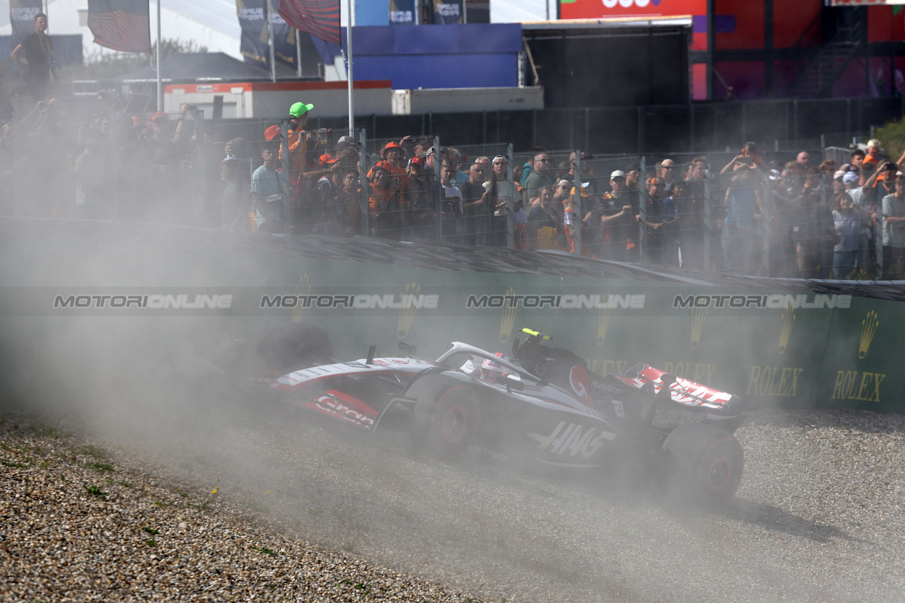 GP OLANDA, Nico Hulkenberg (GER) Haas VF-23 runs off in the first practice session.

25.08.2023. Formula 1 World Championship, Rd 14, Dutch Grand Prix, Zandvoort, Netherlands, Practice Day.

- www.xpbimages.com, EMail: requests@xpbimages.com © Copyright: Charniaux / XPB Images