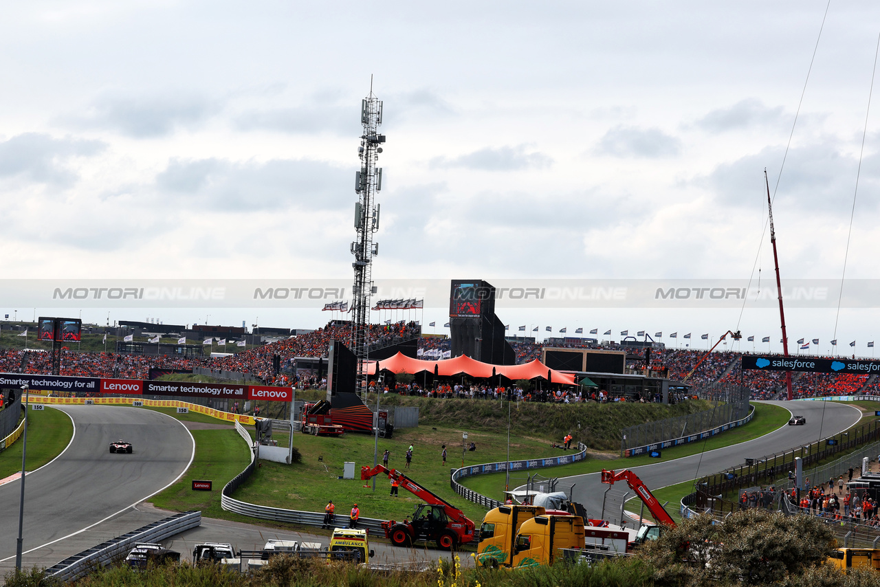 GP OLANDA, (L to R): Charles Leclerc (MON) Ferrari SF-23 e Valtteri Bottas (FIN) Alfa Romeo F1 Team C43.

25.08.2023. Formula 1 World Championship, Rd 14, Dutch Grand Prix, Zandvoort, Netherlands, Practice Day.

 - www.xpbimages.com, EMail: requests@xpbimages.com © Copyright: Coates / XPB Images