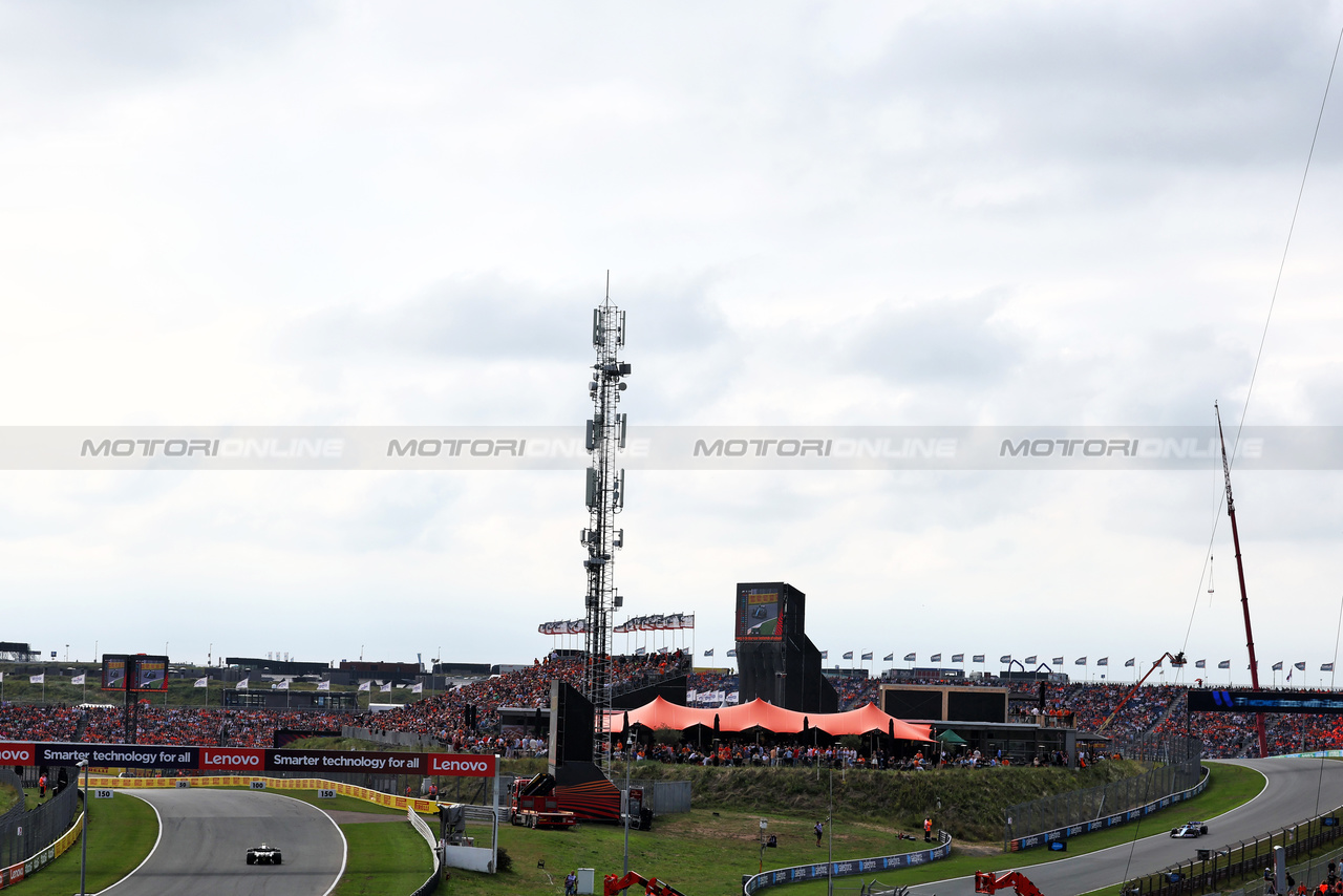 GP OLANDA, (L to R): Yuki Tsunoda (JPN) AlphaTauri AT04 e Esteban Ocon (FRA) Alpine F1 Team A523.

25.08.2023. Formula 1 World Championship, Rd 14, Dutch Grand Prix, Zandvoort, Netherlands, Practice Day.

 - www.xpbimages.com, EMail: requests@xpbimages.com © Copyright: Coates / XPB Images