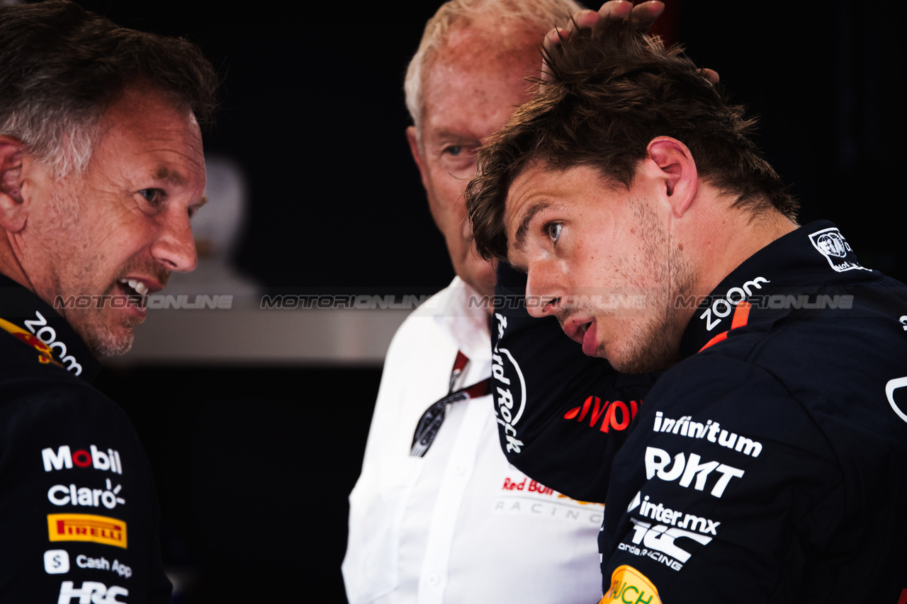 GP OLANDA, (L to R): Christian Horner (GBR) Red Bull Racing Team Principal with Dr Helmut Marko (AUT) Red Bull Motorsport Consultant e Max Verstappen (NLD) Red Bull Racing.

25.08.2023. Formula 1 World Championship, Rd 14, Dutch Grand Prix, Zandvoort, Netherlands, Practice Day.

- www.xpbimages.com, EMail: requests@xpbimages.com © Copyright: Bearne / XPB Images