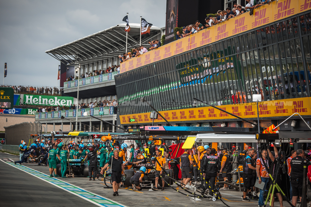 GP OLANDA, The pit lane.

25.08.2023. Formula 1 World Championship, Rd 14, Dutch Grand Prix, Zandvoort, Netherlands, Practice Day.

- www.xpbimages.com, EMail: requests@xpbimages.com © Copyright: Bearne / XPB Images