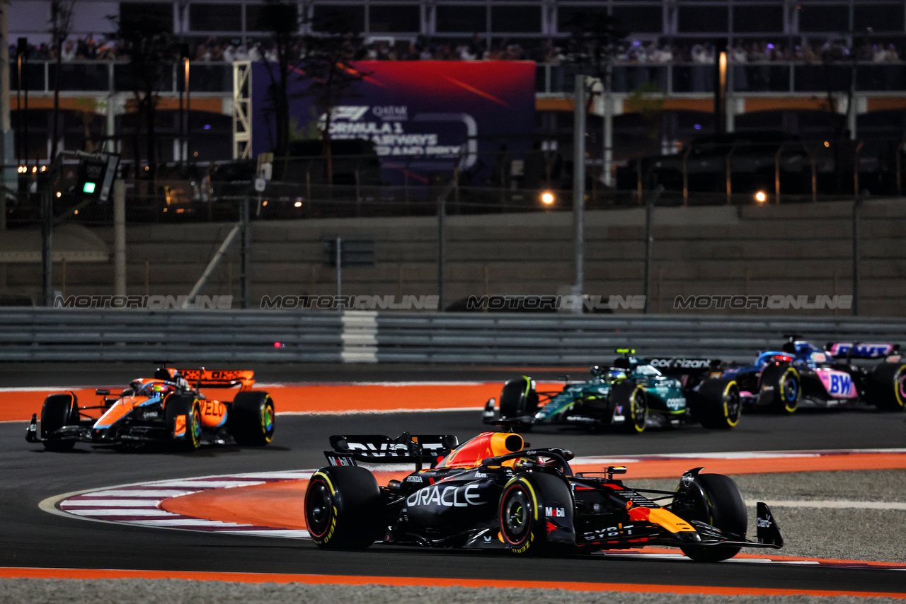 GP QATAR, Max Verstappen (NLD) Red Bull Racing RB19 at the partenza of the race.

08.10.2023. Formula 1 World Championship, Rd 18, Qatar Grand Prix, Doha, Qatar, Gara Day.

- www.xpbimages.com, EMail: requests@xpbimages.com © Copyright: Charniaux / XPB Images