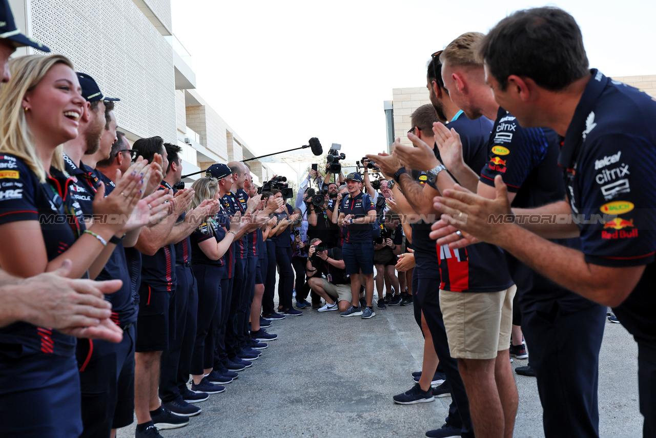 GP QATAR, Guard of honour for World Champion Max Verstappen (NLD) Red Bull Racing by the team.

08.10.2023. Formula 1 World Championship, Rd 18, Qatar Grand Prix, Doha, Qatar, Gara Day.

- www.xpbimages.com, EMail: requests@xpbimages.com © Copyright: Moy / XPB Images