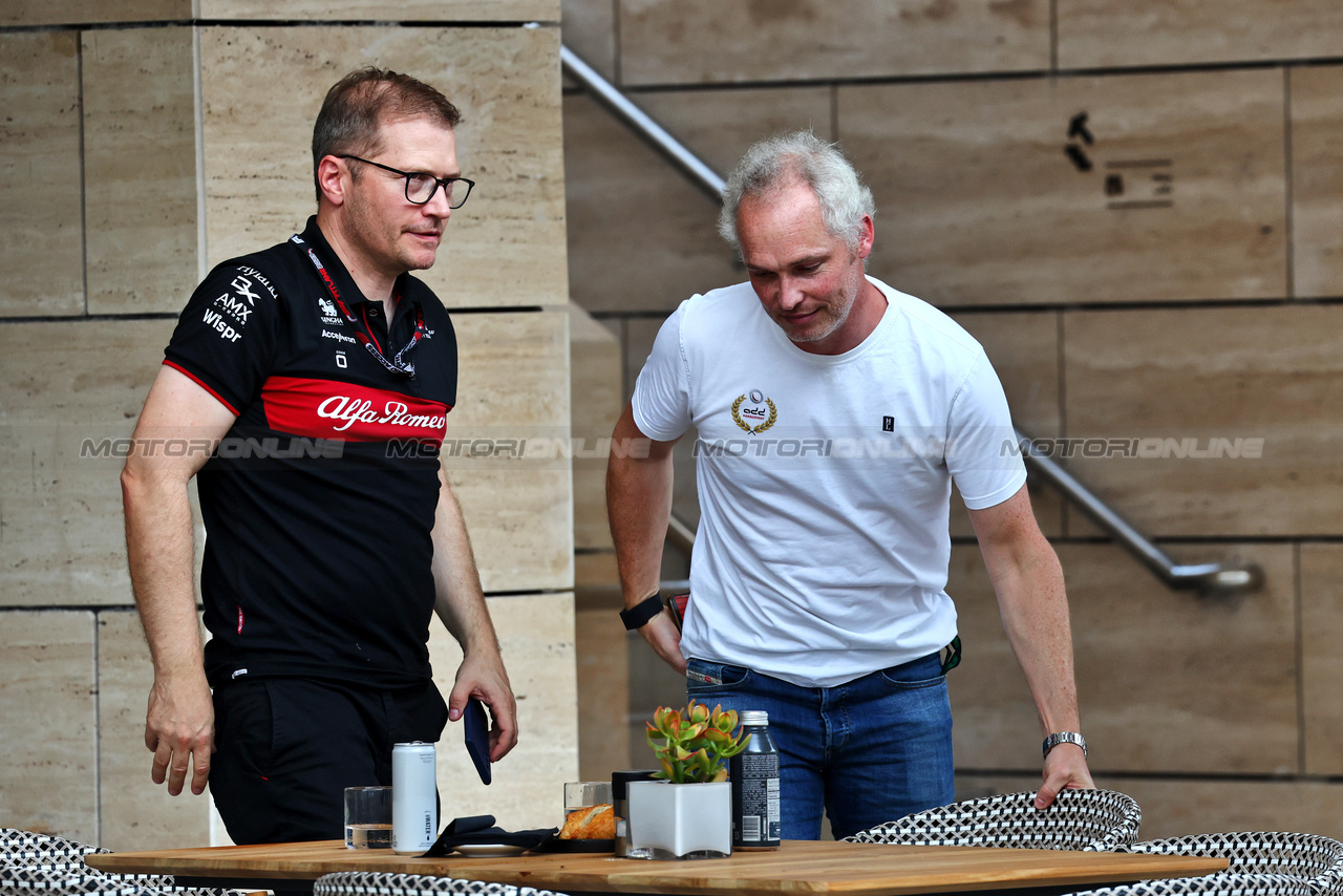 GP QATAR, (L to R): Andreas Seidl (GER) Sauber Group Chief Executive Officer with Mark Berryman (GBR) Add Motorsports Director e Driver Manager. 

08.10.2023. Formula 1 World Championship, Rd 18, Qatar Grand Prix, Doha, Qatar, Gara Day.

- www.xpbimages.com, EMail: requests@xpbimages.com © Copyright: Batchelor / XPB Images