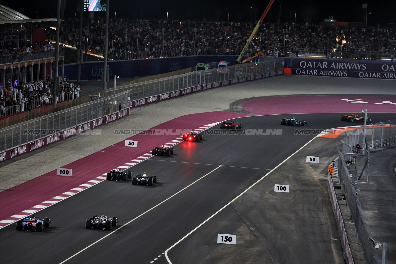 GP QATAR, Alexander Albon (THA) Williams Racing FW45 e Nico Hulkenberg (GER) Haas VF-23 battle for position.

08.10.2023. Formula 1 World Championship, Rd 18, Qatar Grand Prix, Doha, Qatar, Gara Day.

- www.xpbimages.com, EMail: requests@xpbimages.com © Copyright: Moy / XPB Images