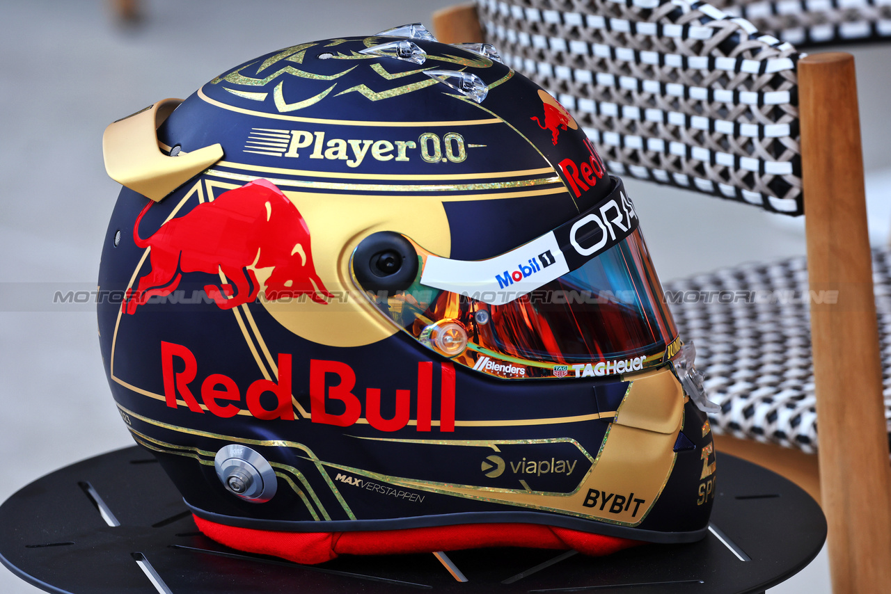 GP QATAR, The helmet of World Champion Max Verstappen (NLD) Red Bull Racing.

08.10.2023. Formula 1 World Championship, Rd 18, Qatar Grand Prix, Doha, Qatar, Gara Day.

- www.xpbimages.com, EMail: requests@xpbimages.com © Copyright: Batchelor / XPB Images