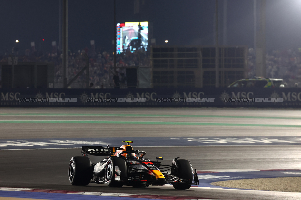 GP QATAR, Sergio Perez (MEX) Red Bull Racing RB19.

08.10.2023. Formula 1 World Championship, Rd 18, Qatar Grand Prix, Doha, Qatar, Gara Day.

- www.xpbimages.com, EMail: requests@xpbimages.com © Copyright: Batchelor / XPB Images