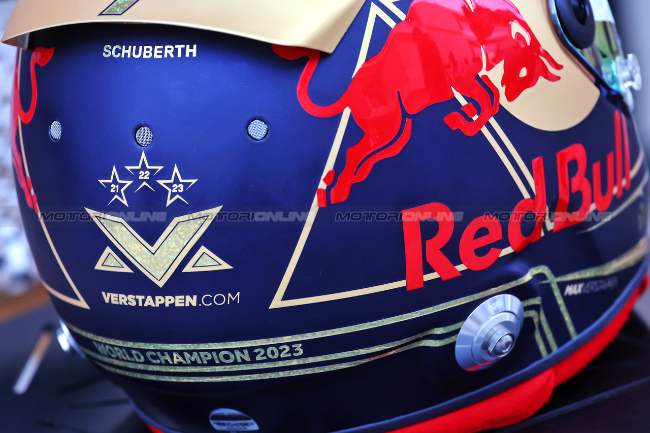 GP QATAR, The helmet of World Champion Max Verstappen (NLD) Red Bull Racing.

08.10.2023. Formula 1 World Championship, Rd 18, Qatar Grand Prix, Doha, Qatar, Gara Day.

- www.xpbimages.com, EMail: requests@xpbimages.com © Copyright: Batchelor / XPB Images