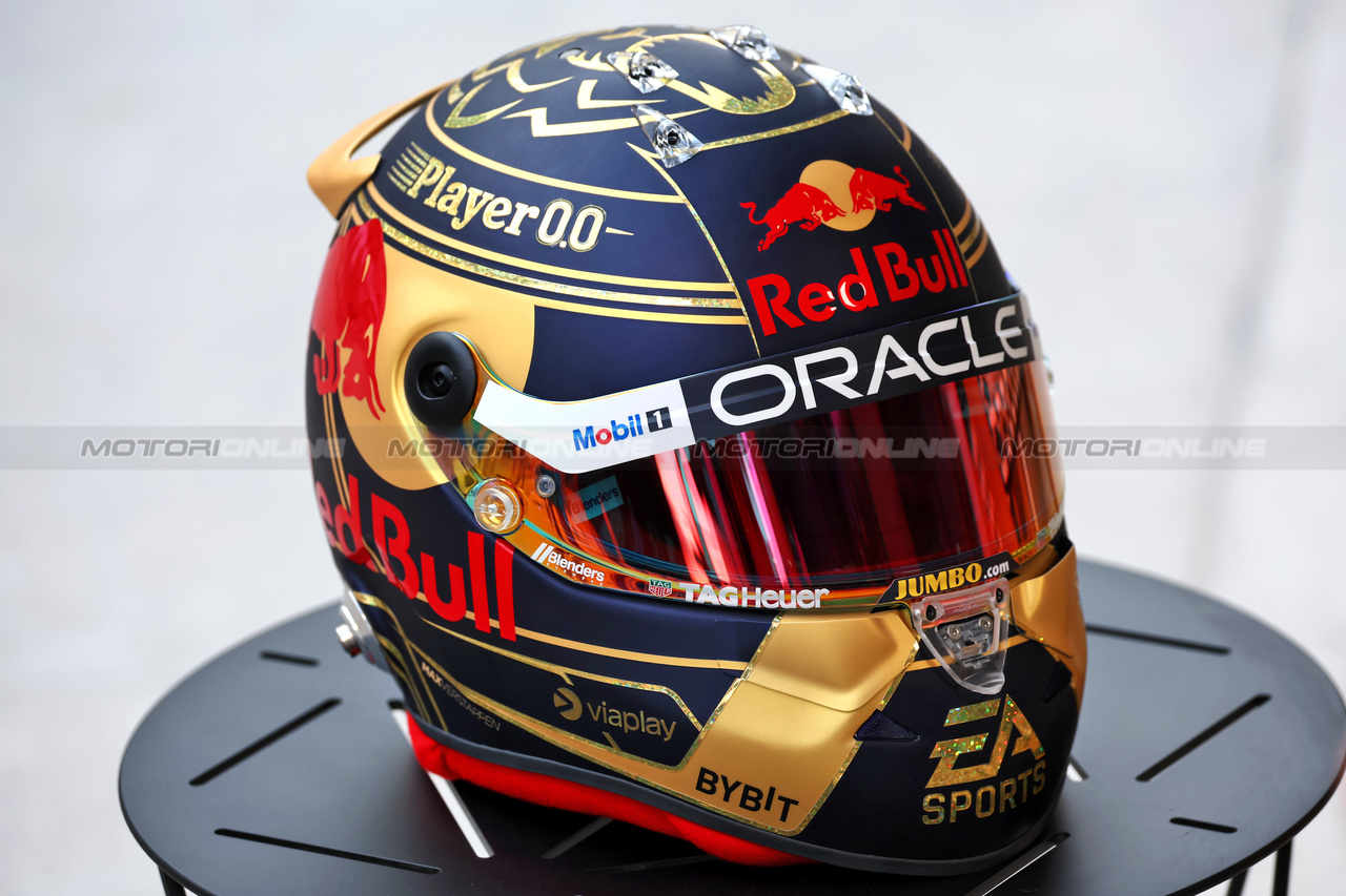 GP QATAR, The helmet of World Champion Max Verstappen (NLD) Red Bull Racing.

08.10.2023. Formula 1 World Championship, Rd 18, Qatar Grand Prix, Doha, Qatar, Gara Day.

 - www.xpbimages.com, EMail: requests@xpbimages.com © Copyright: Coates / XPB Images