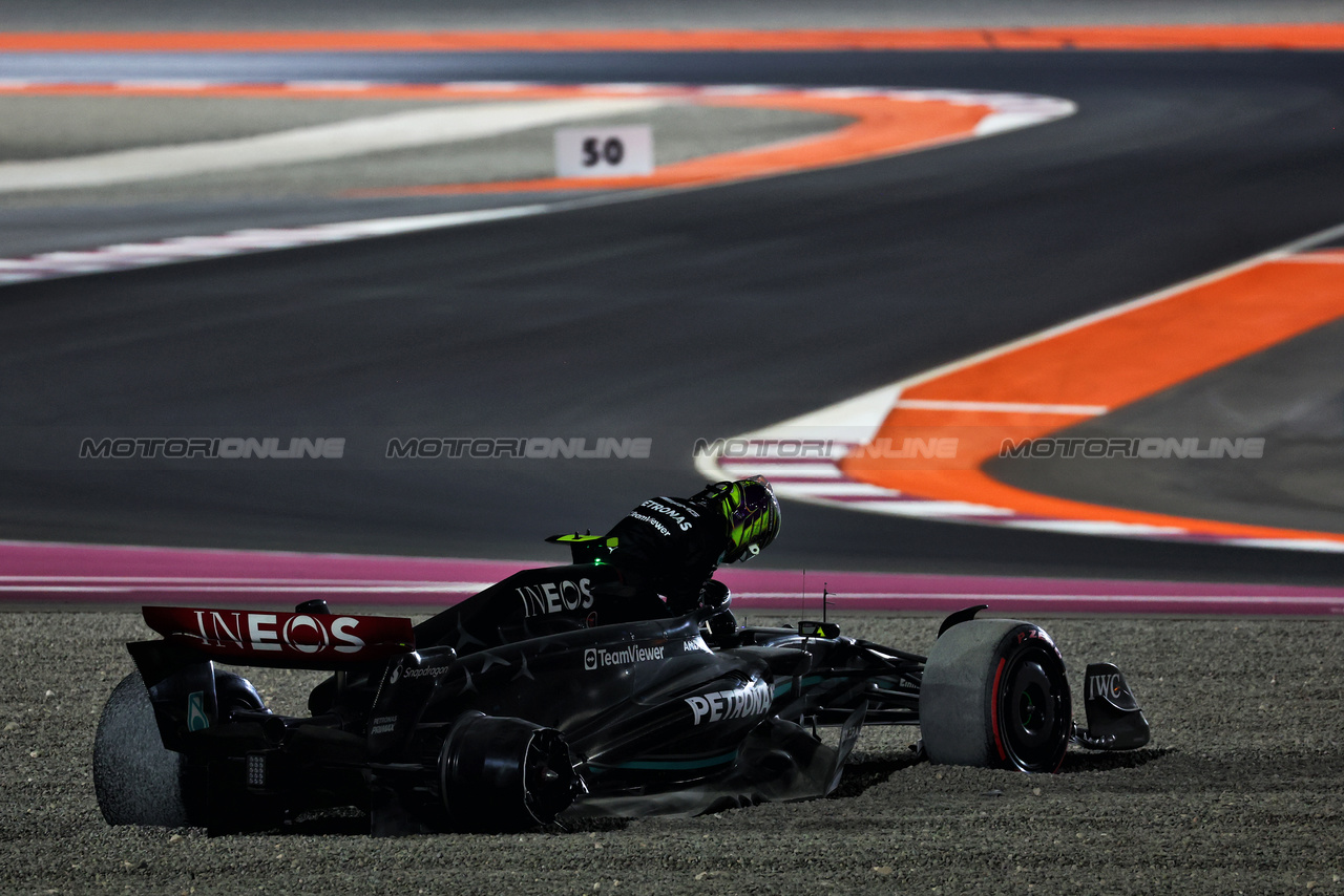 GP QATAR, Lewis Hamilton (GBR) Mercedes AMG F1 W14 crashed out at the partenza of the race.

08.10.2023. Formula 1 World Championship, Rd 18, Qatar Grand Prix, Doha, Qatar, Gara Day.

 - www.xpbimages.com, EMail: requests@xpbimages.com © Copyright: Coates / XPB Images