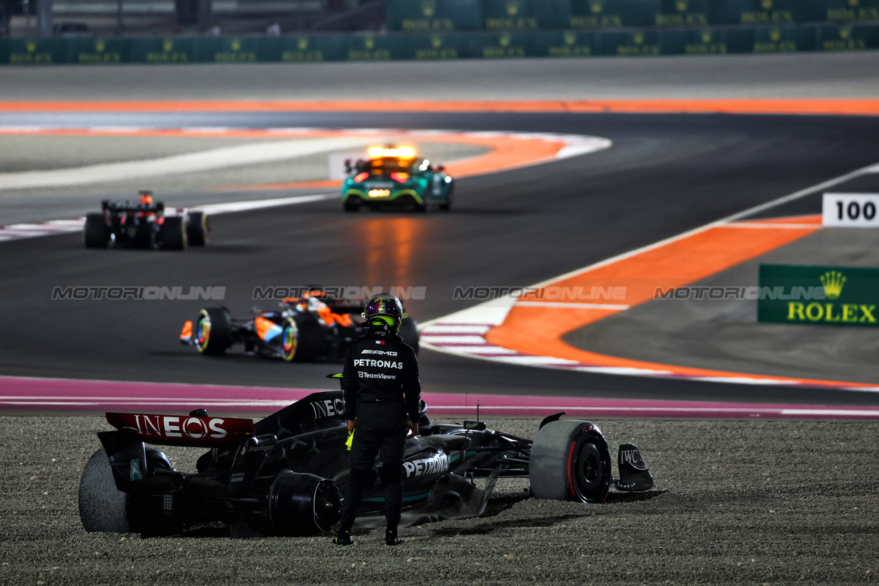 GP QATAR, Lewis Hamilton (GBR) Mercedes AMG F1 W14 crashed out at the partenza of the race.

08.10.2023. Formula 1 World Championship, Rd 18, Qatar Grand Prix, Doha, Qatar, Gara Day.

 - www.xpbimages.com, EMail: requests@xpbimages.com © Copyright: Coates / XPB Images