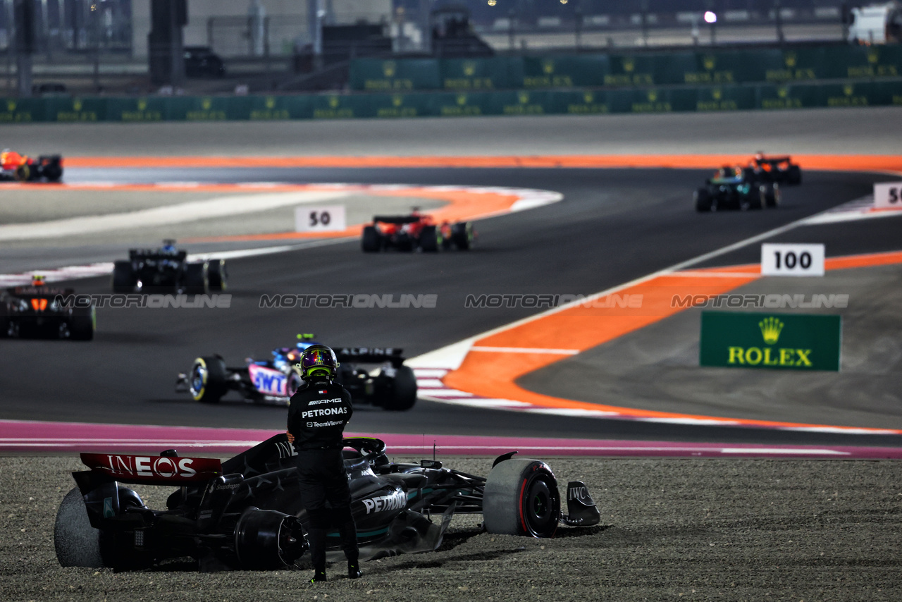 GP QATAR, Lewis Hamilton (GBR) Mercedes AMG F1 W14 crashed out at the partenza of the race.

08.10.2023. Formula 1 World Championship, Rd 18, Qatar Grand Prix, Doha, Qatar, Gara Day.

 - www.xpbimages.com, EMail: requests@xpbimages.com © Copyright: Coates / XPB Images