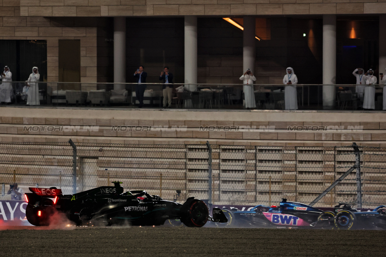 GP QATAR, Lewis Hamilton (GBR) Mercedes AMG F1 W14 crashed out at the partenza of the race.

08.10.2023. Formula 1 World Championship, Rd 18, Qatar Grand Prix, Doha, Qatar, Gara Day.

 - www.xpbimages.com, EMail: requests@xpbimages.com © Copyright: Coates / XPB Images