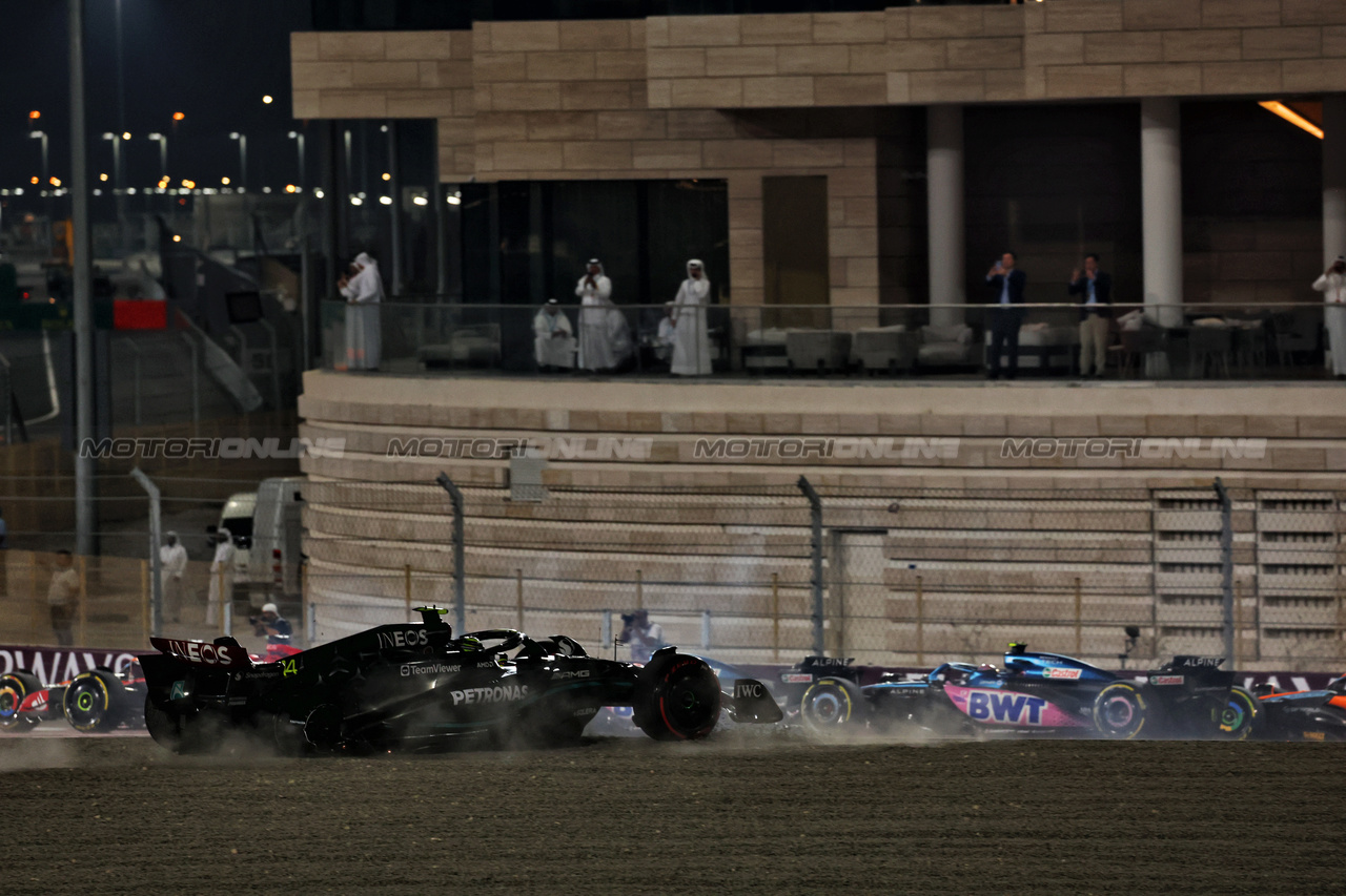 GP QATAR, Lewis Hamilton (GBR) Mercedes AMG F1 W14 crashed out at the partenza of the race.

08.10.2023. Formula 1 World Championship, Rd 18, Qatar Grand Prix, Doha, Qatar, Gara Day.

 - www.xpbimages.com, EMail: requests@xpbimages.com © Copyright: Coates / XPB Images