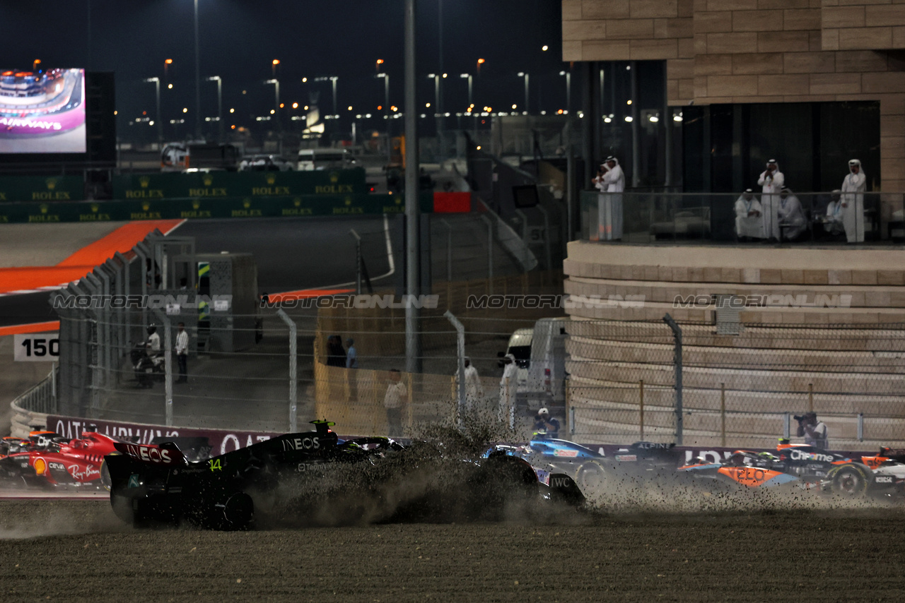 GP QATAR, Lewis Hamilton (GBR) Mercedes AMG F1 W14 crashed out at the partenza of the race.

08.10.2023. Formula 1 World Championship, Rd 18, Qatar Grand Prix, Doha, Qatar, Gara Day.

 - www.xpbimages.com, EMail: requests@xpbimages.com © Copyright: Coates / XPB Images